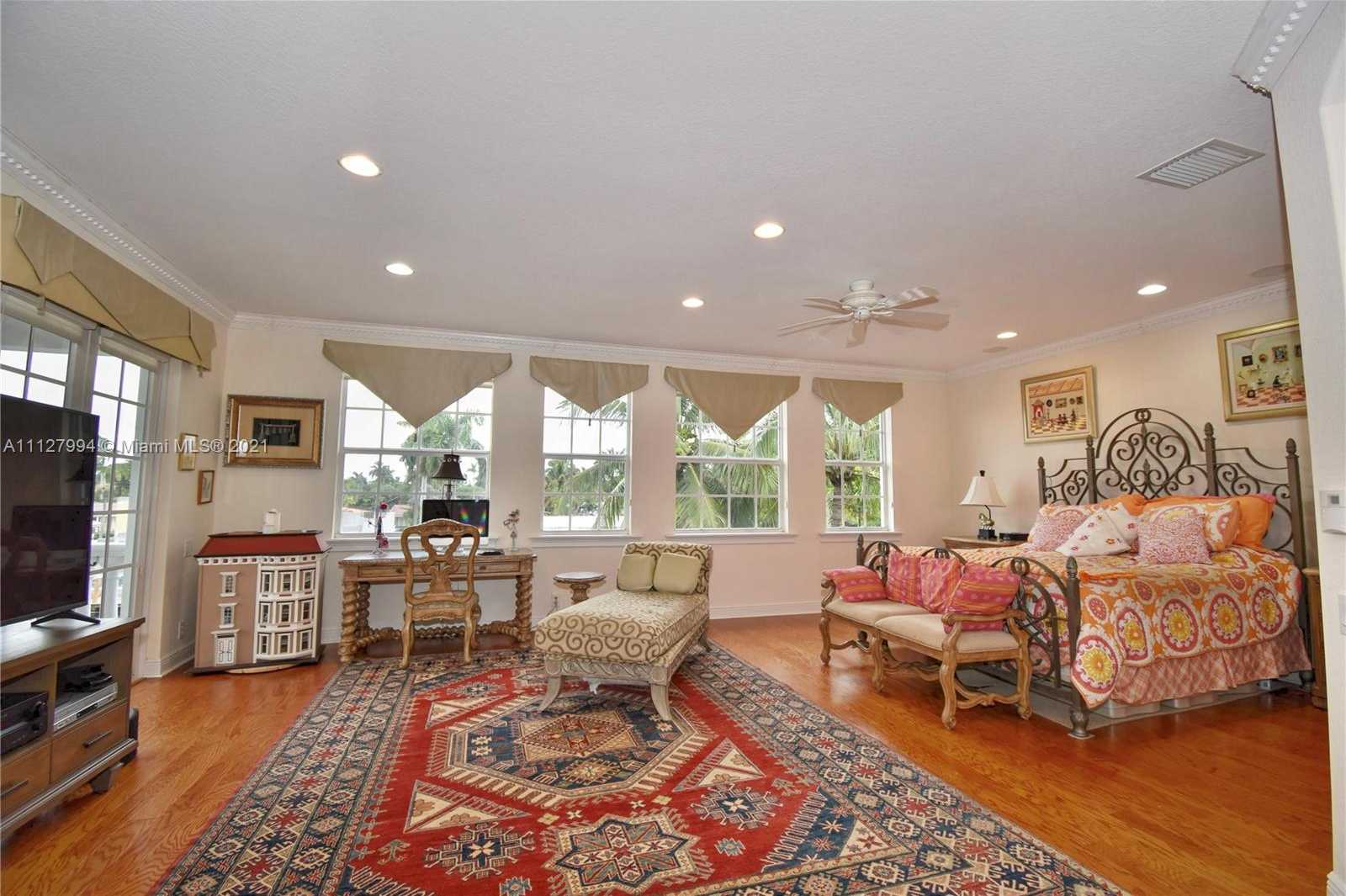 Small Image of 1031 Harbor Ct, Hollywood, FL 33019, USA Number 44