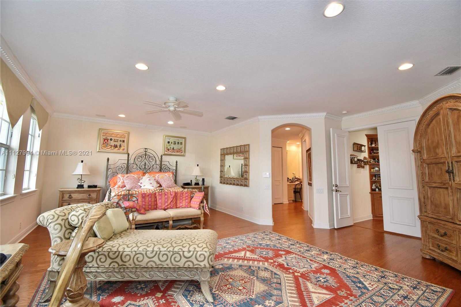 Small Image of 1031 Harbor Ct, Hollywood, FL 33019, USA Number 45