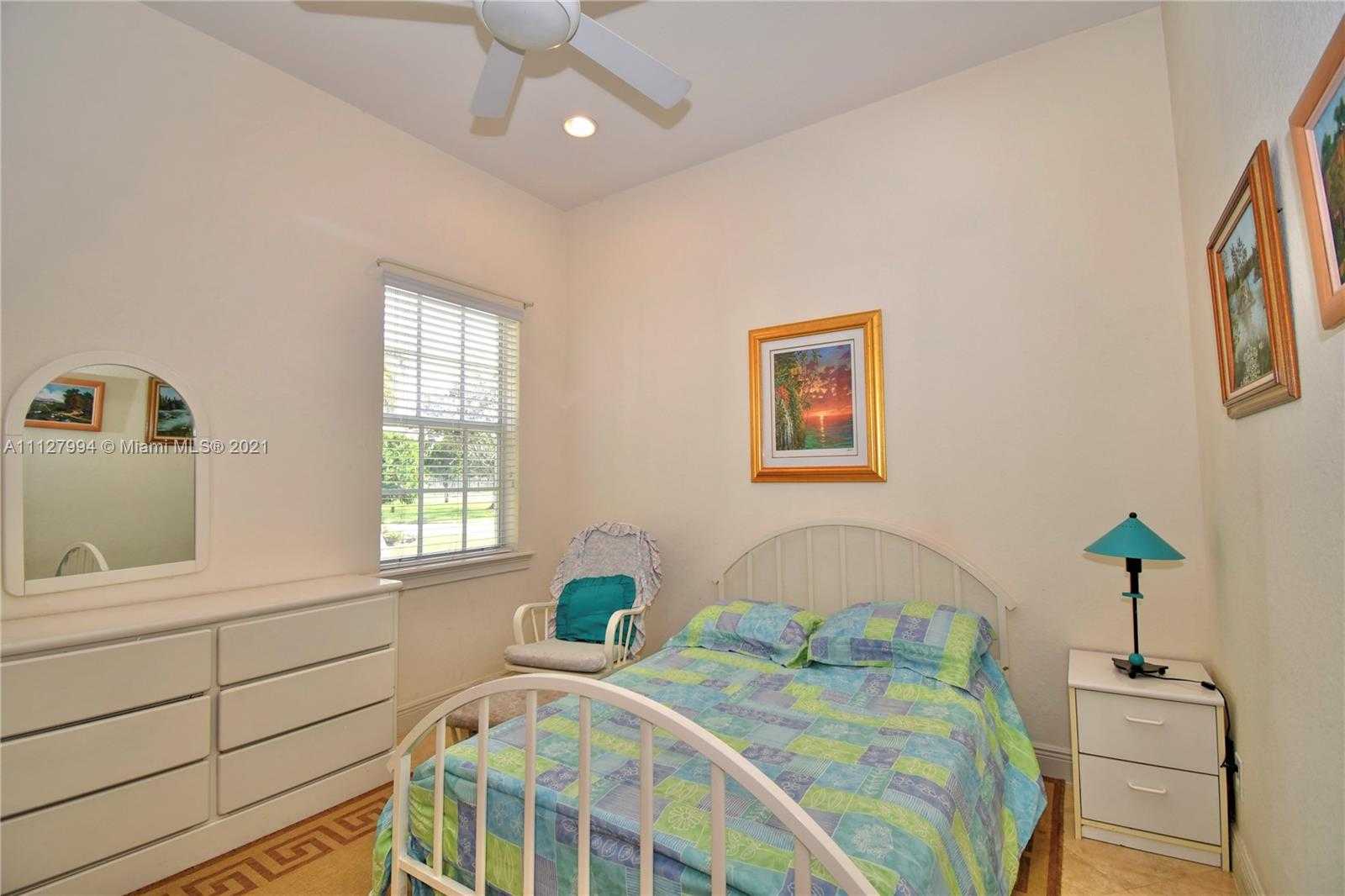 Small Image of 1031 Harbor Ct, Hollywood, FL 33019, USA Number 47
