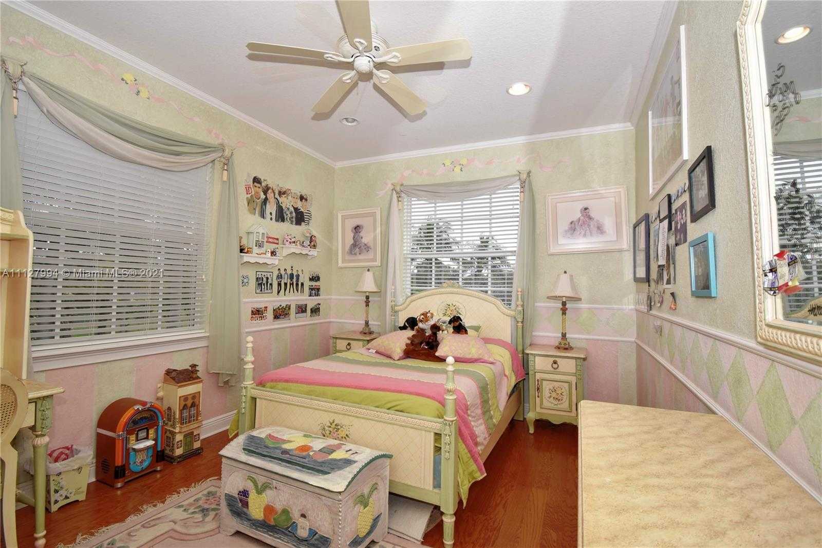 Small Image of 1031 Harbor Ct, Hollywood, FL 33019, USA Number 52