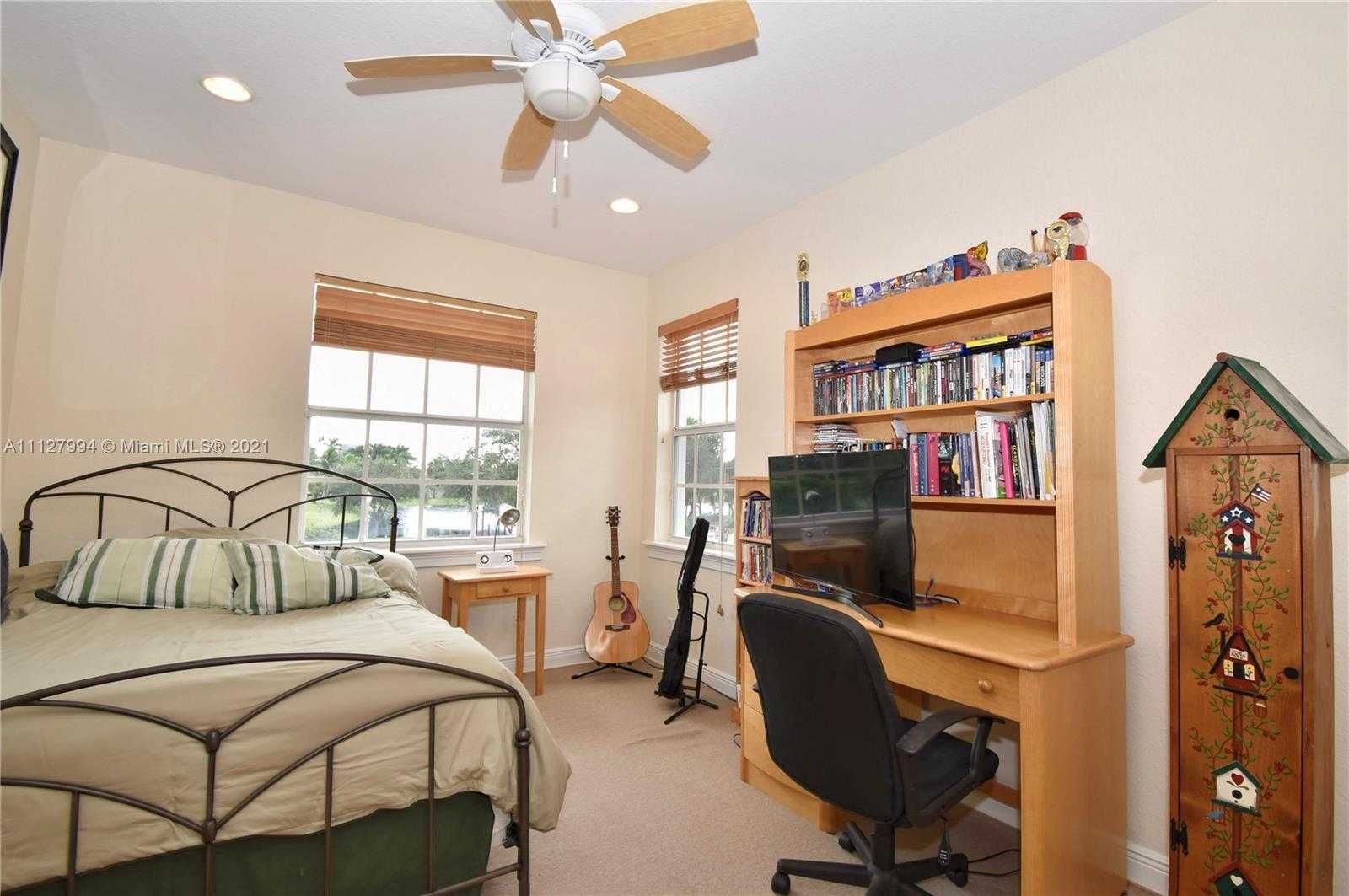 Small Image of 1031 Harbor Ct, Hollywood, FL 33019, USA Number 53