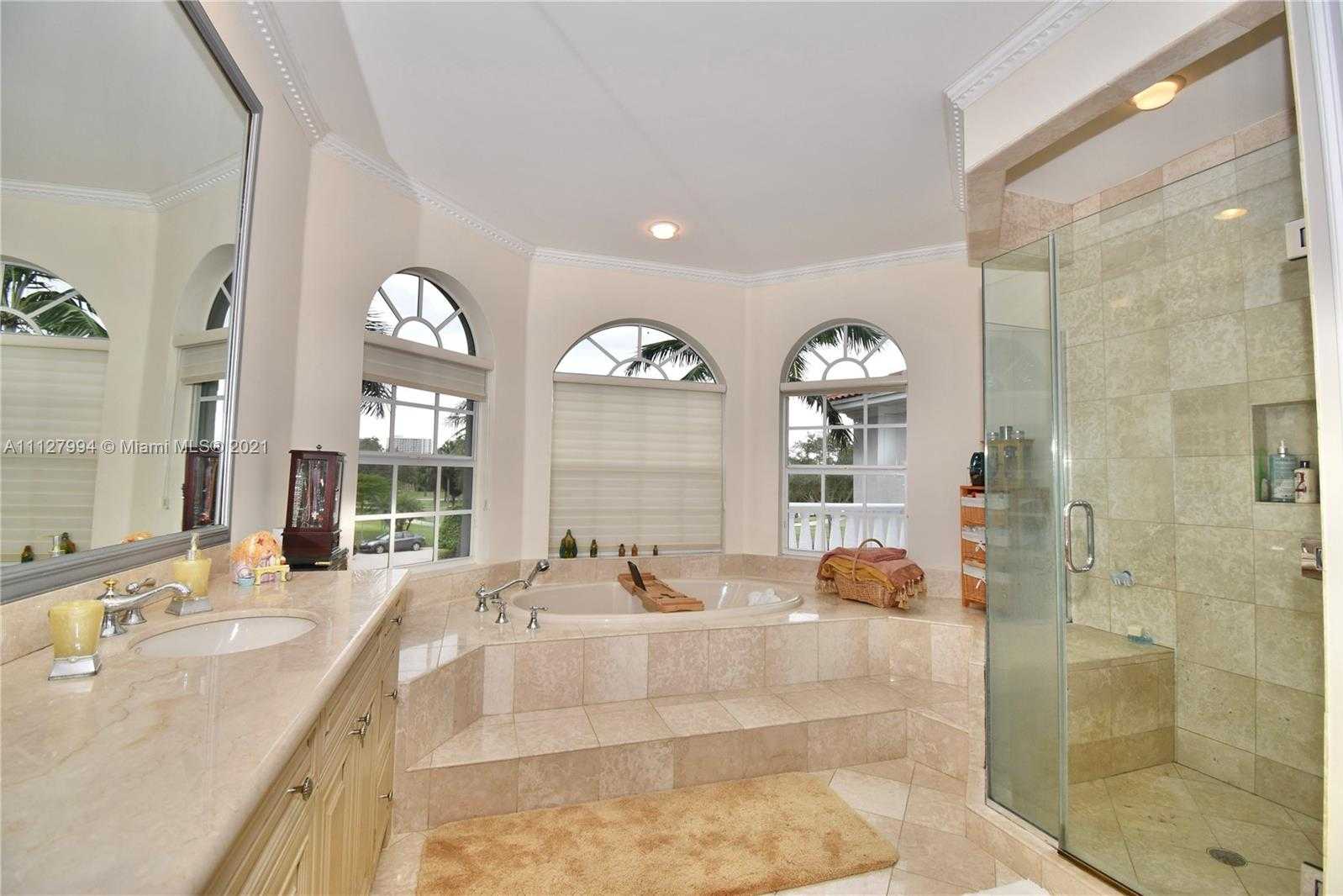 Small Image of 1031 Harbor Ct, Hollywood, FL 33019, USA Number 56
