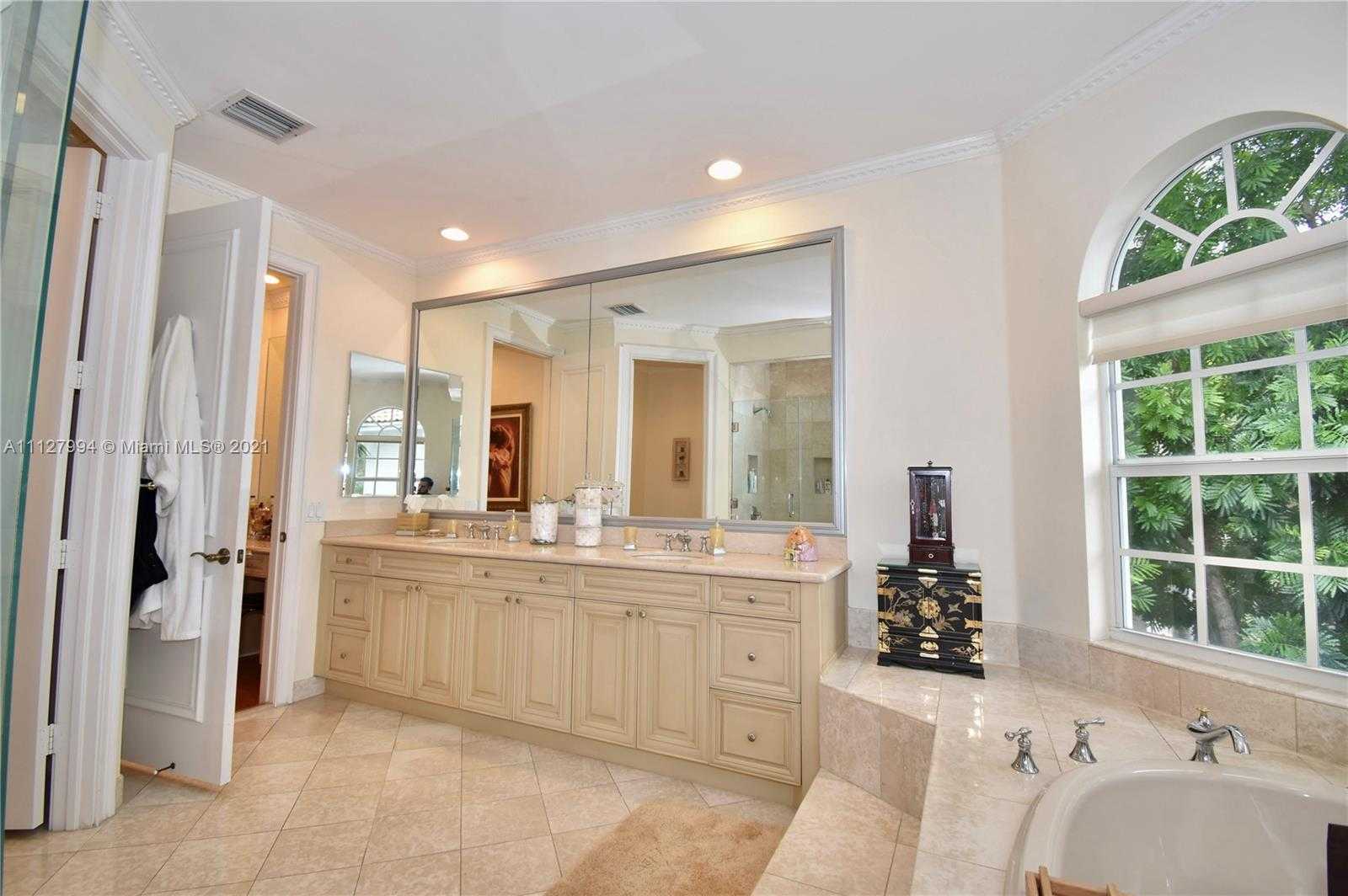 Small Image of 1031 Harbor Ct, Hollywood, FL 33019, USA Number 58