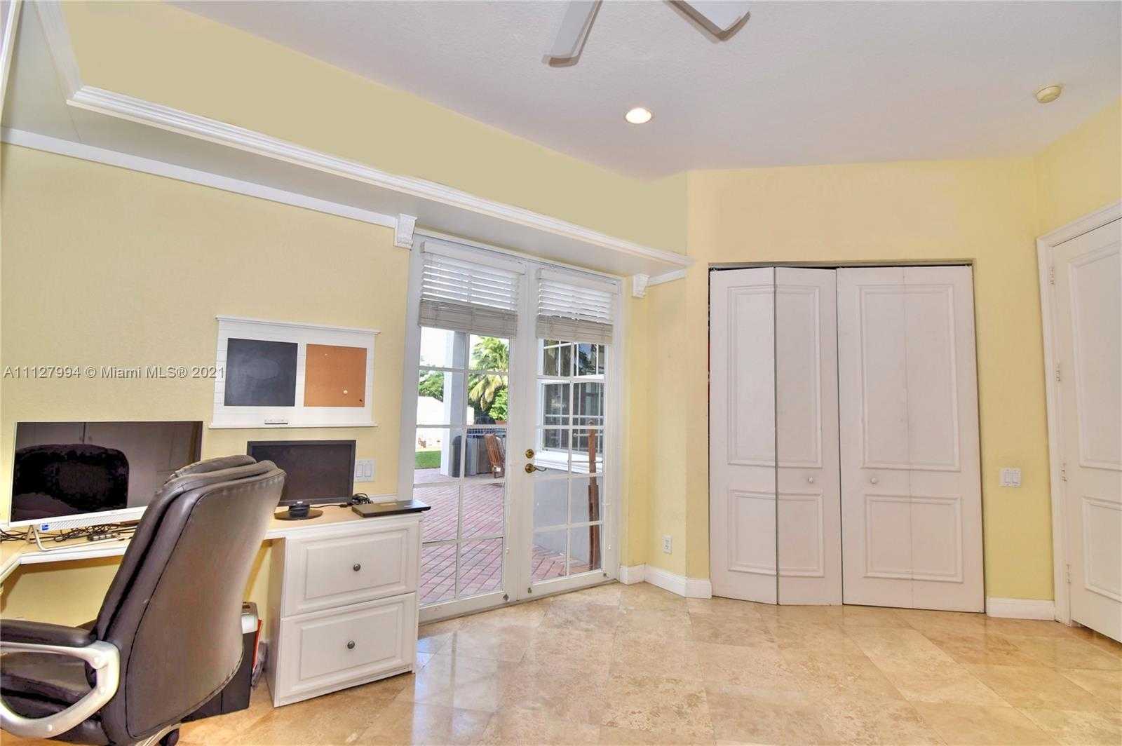 Small Image of 1031 Harbor Ct, Hollywood, FL 33019, USA Number 60