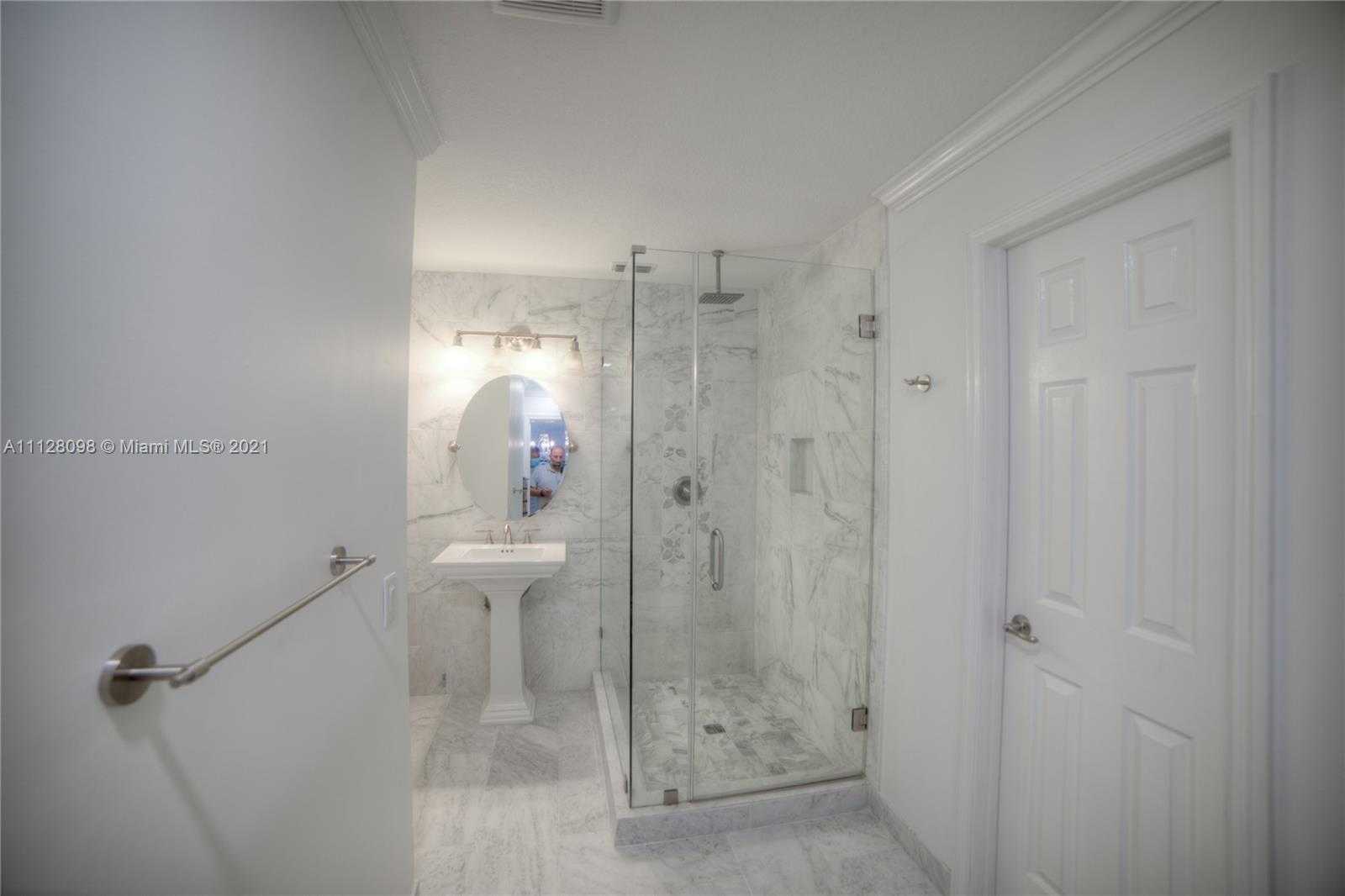 Small Image of 8 Grand Bay Cir, North Palm Beach, FL 33408, USA Number 21