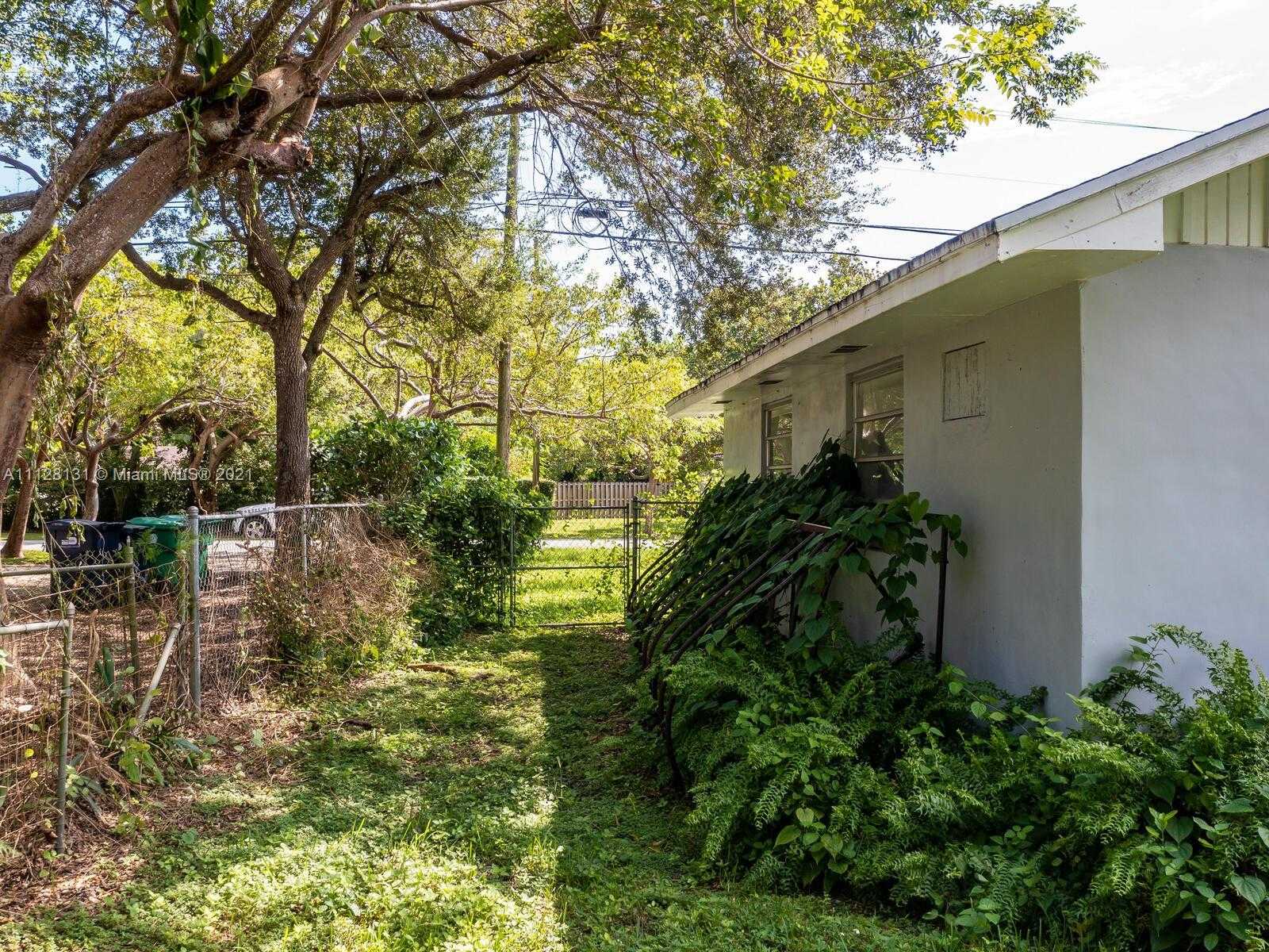 Small Image of 8045 SW 128th St, Miami, FL 33156, USA Number 42
