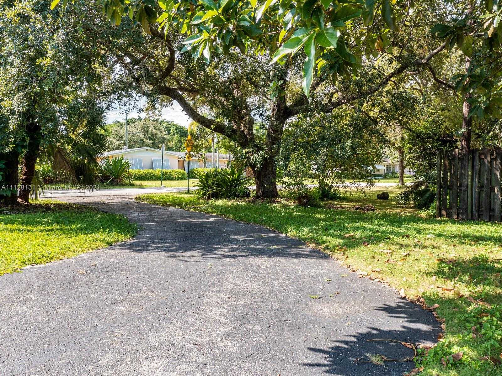 Small Image of 8045 SW 128th St, Miami, FL 33156, USA Number 45