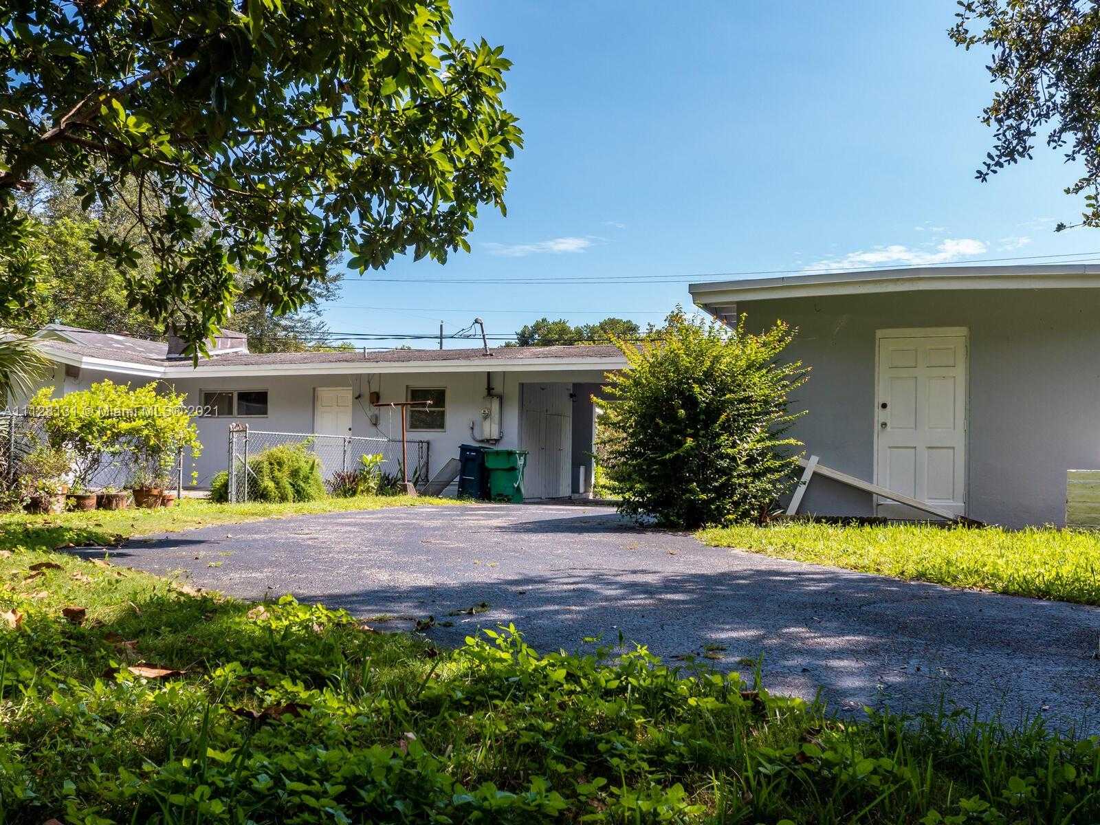 Small Image of 8045 SW 128th St, Miami, FL 33156, USA Number 7