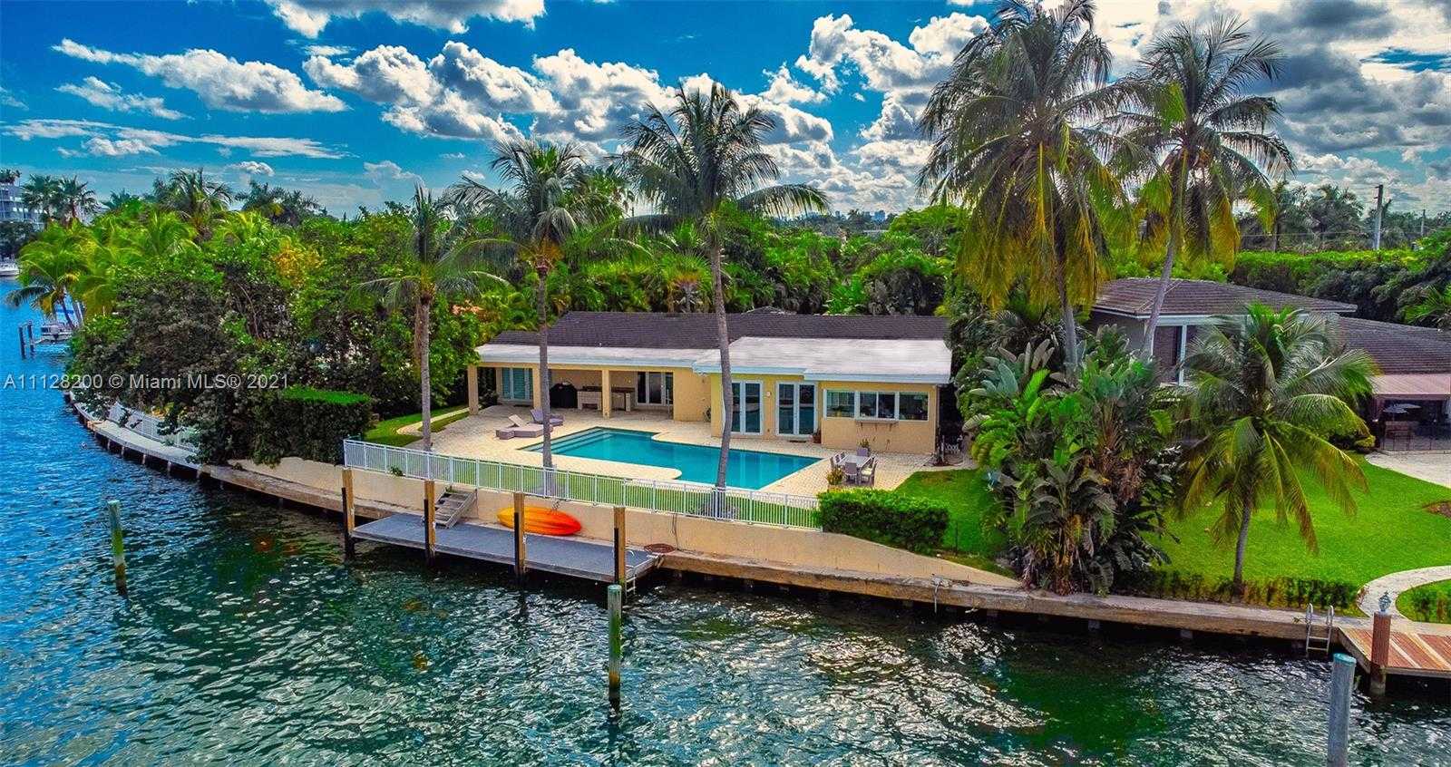 Small Image of 10321 E Broadview Dr, Bay Harbor Islands, FL 33154, USA Number 4