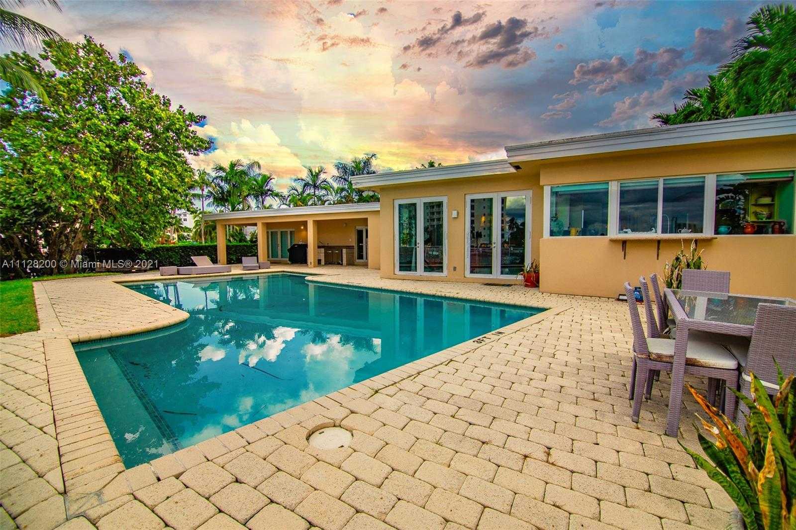 Small Image of 10321 E Broadview Dr, Bay Harbor Islands, FL 33154, USA Number 6