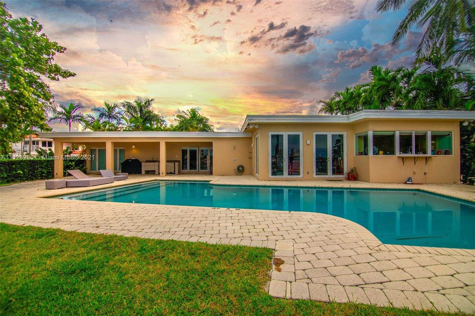 Small Image of 10321 E Broadview Dr, Bay Harbor Islands, FL 33154, USA Number 7