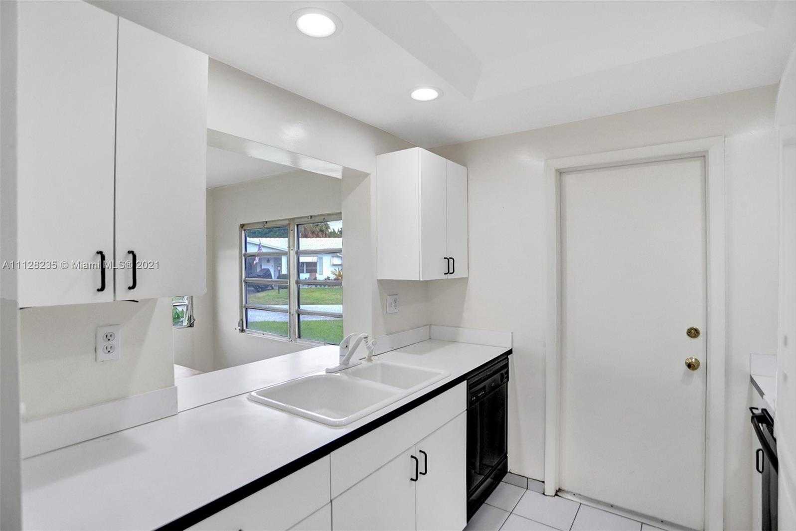 Small Image of 2641 W Golf Blvd, Pompano Beach, FL 33064, USA Number 11
