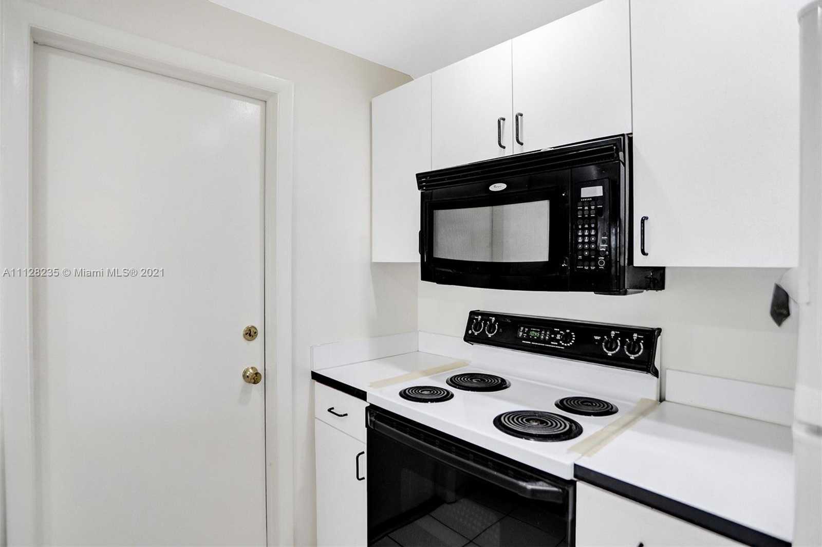 Small Image of 2641 W Golf Blvd, Pompano Beach, FL 33064, USA Number 12