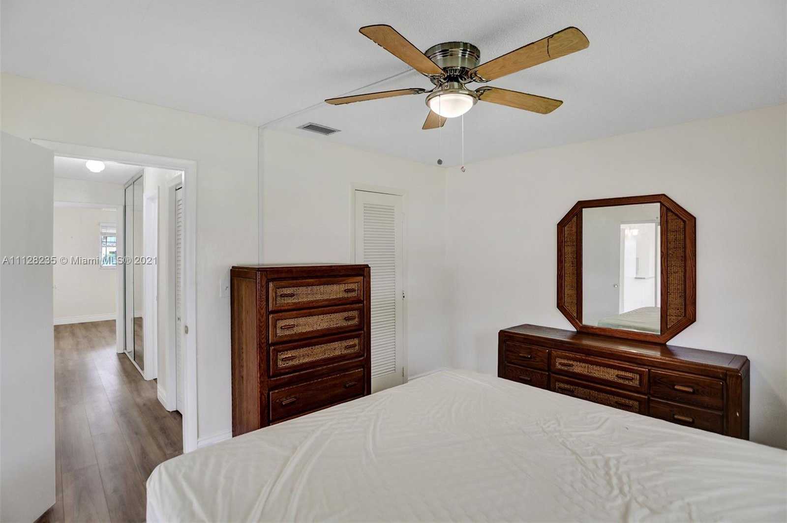 Small Image of 2641 W Golf Blvd, Pompano Beach, FL 33064, USA Number 23