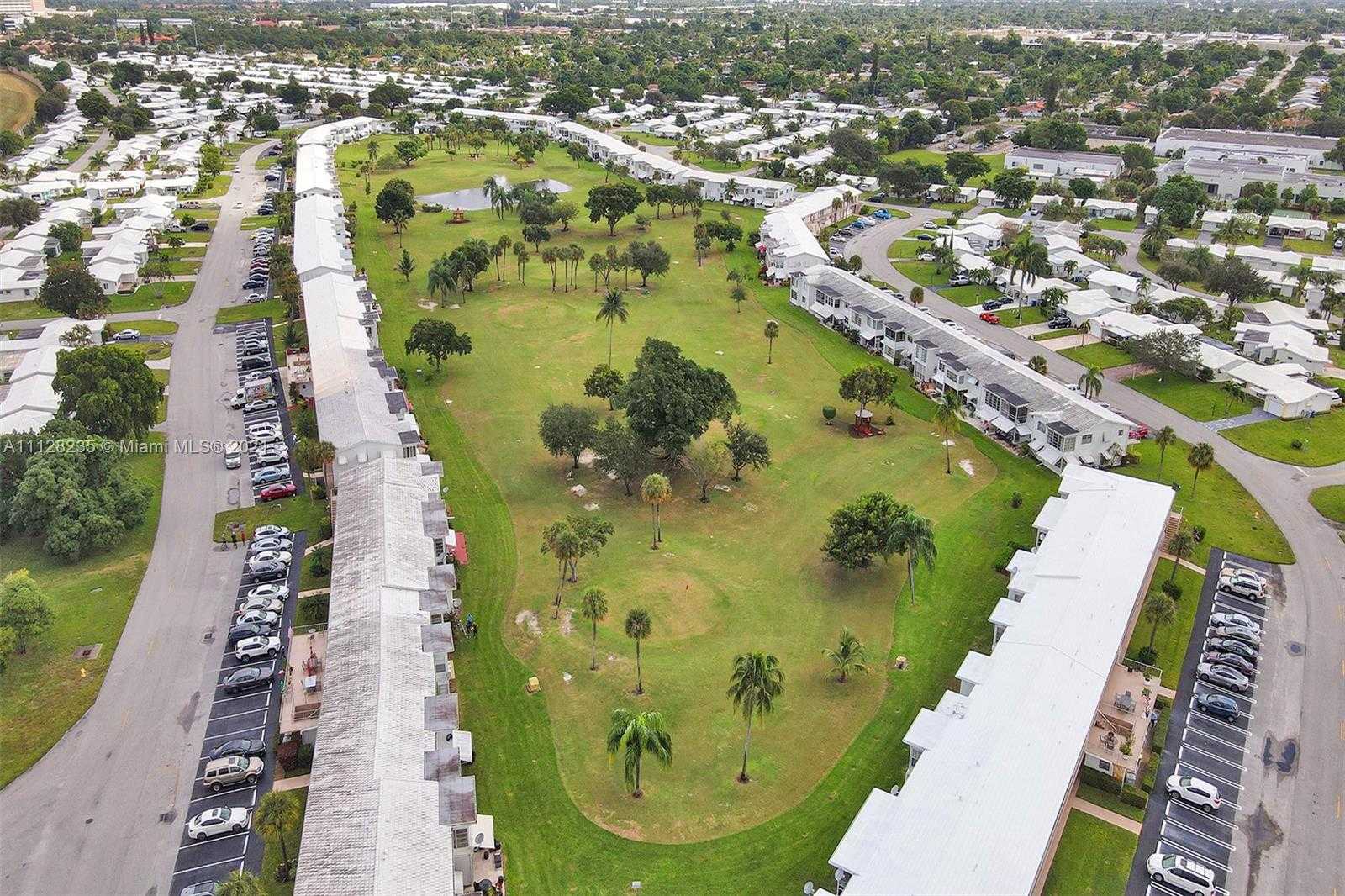 Small Image of 2641 W Golf Blvd, Pompano Beach, FL 33064, USA Number 43