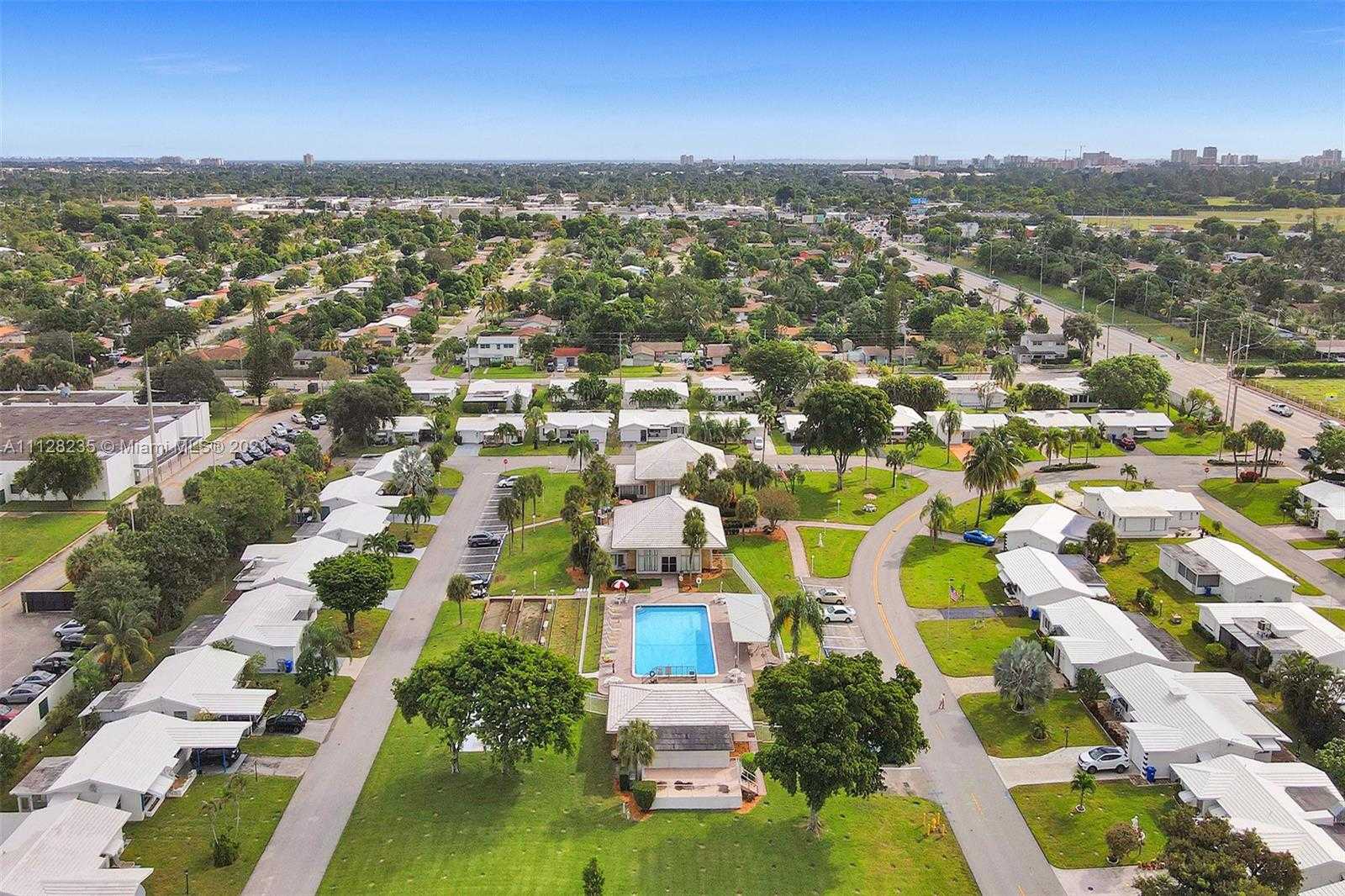 Small Image of 2641 W Golf Blvd, Pompano Beach, FL 33064, USA Number 45