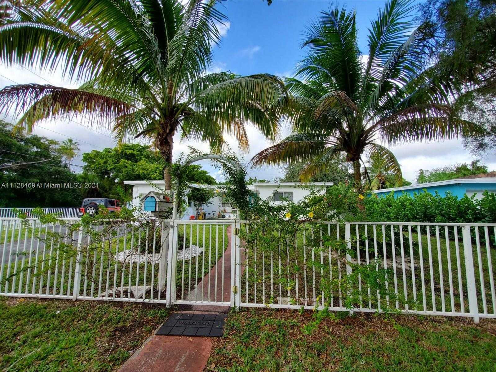 Small Image of 905 NE 138th St, North Miami, FL 33161, USA Number 2
