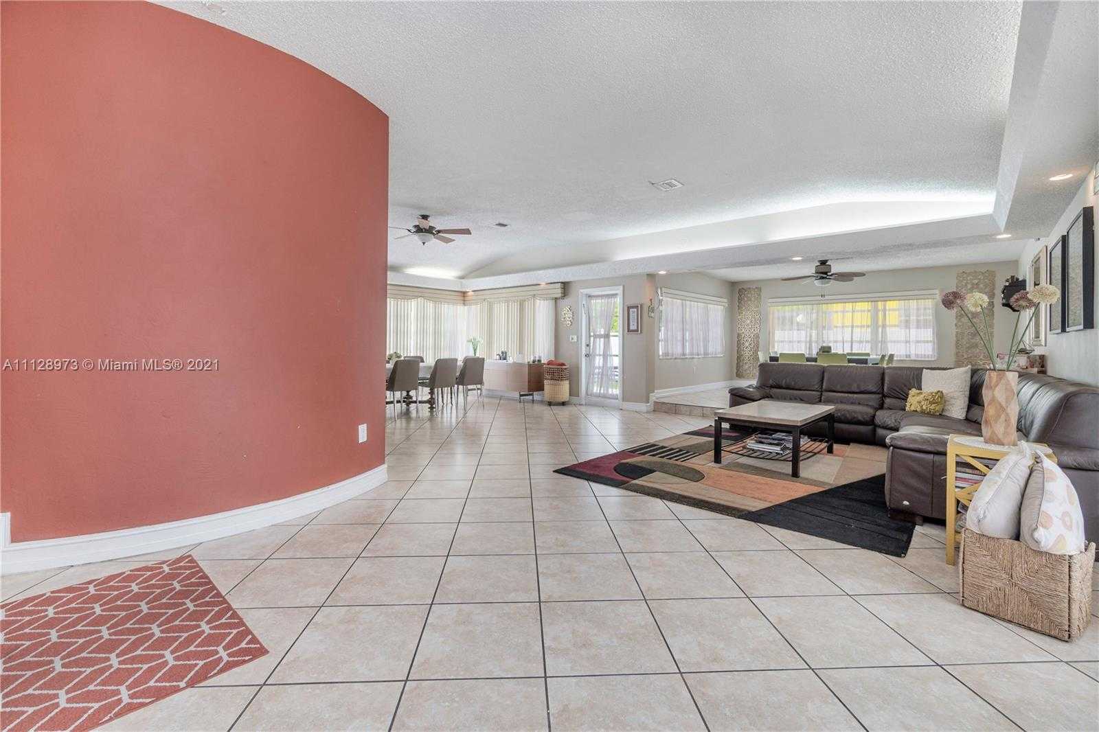Small Image of 4340 N Michigan Ave, Miami Beach, FL 33140, USA Number 10