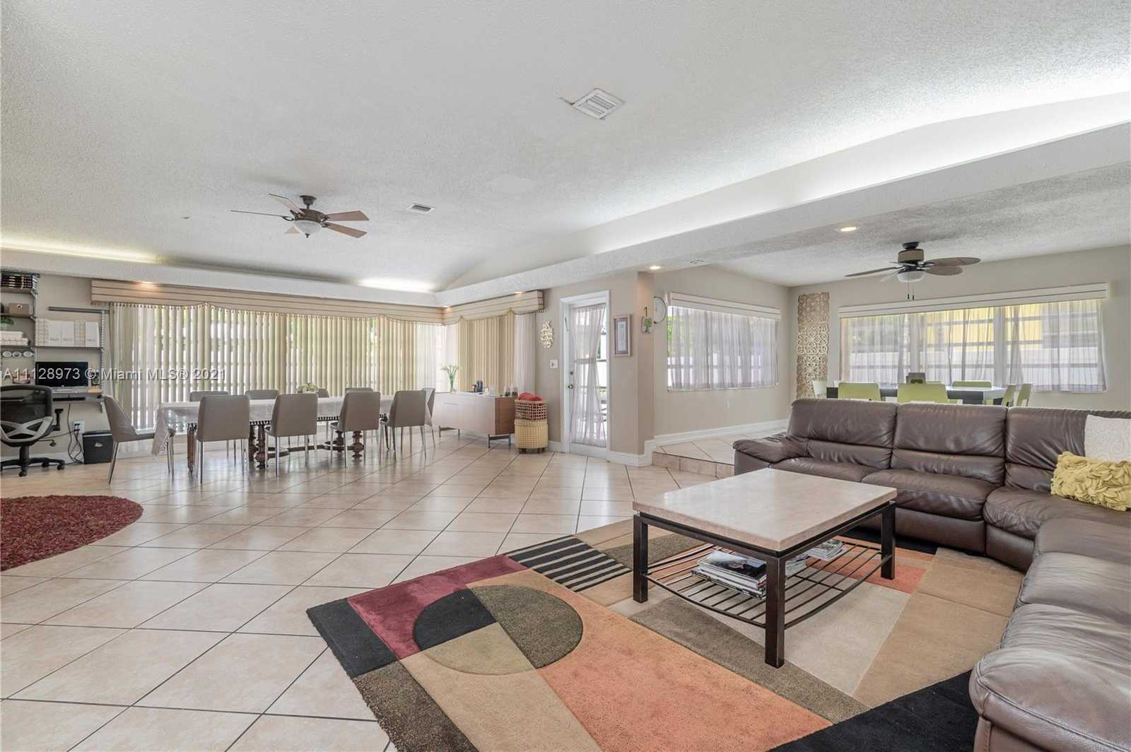 Small Image of 4340 N Michigan Ave, Miami Beach, FL 33140, USA Number 11