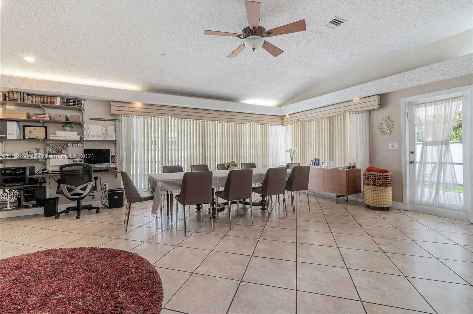 Small Image of 4340 N Michigan Ave, Miami Beach, FL 33140, USA Number 12