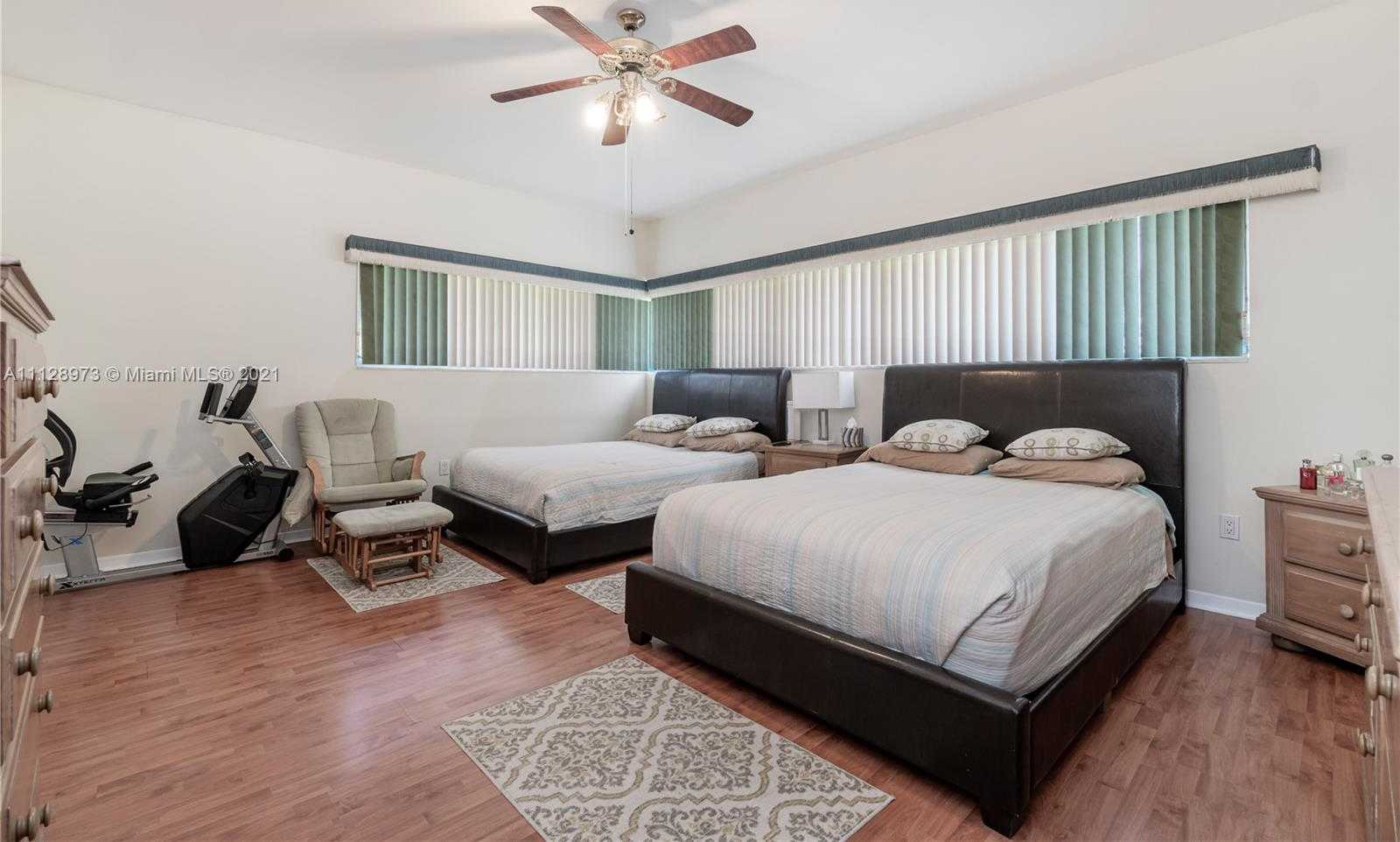Small Image of 4340 N Michigan Ave, Miami Beach, FL 33140, USA Number 27