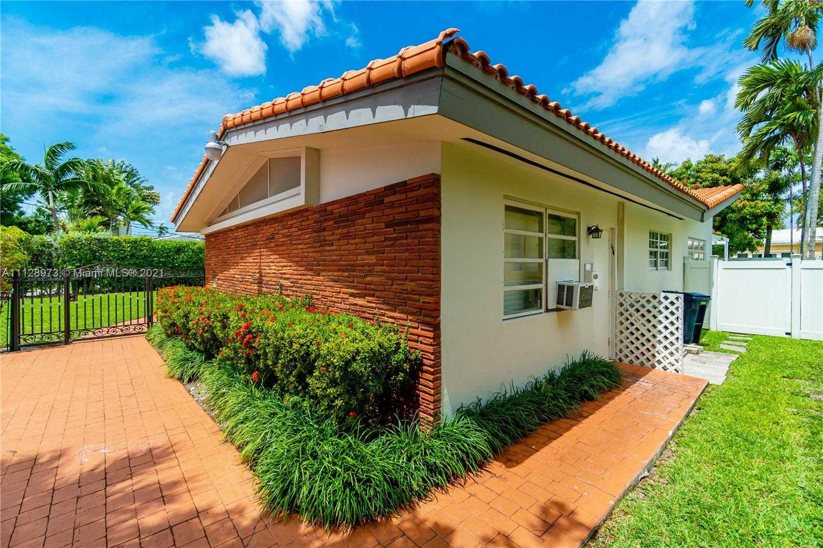 Small Image of 4340 N Michigan Ave, Miami Beach, FL 33140, USA Number 3
