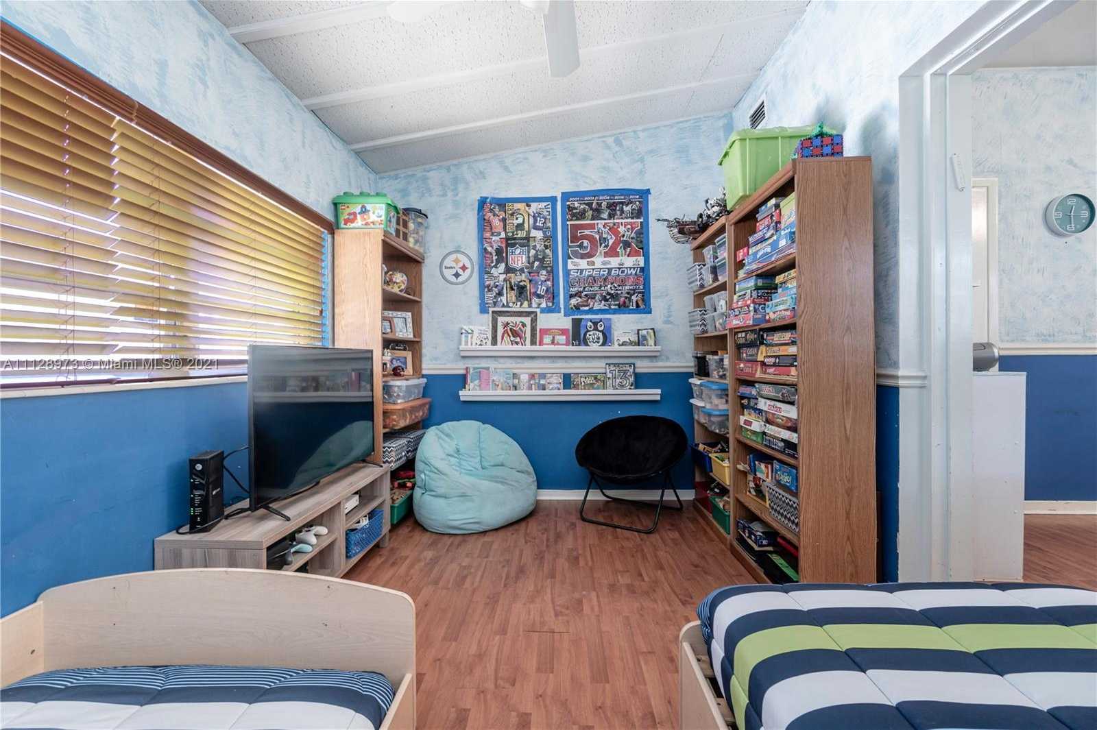 Small Image of 4340 N Michigan Ave, Miami Beach, FL 33140, USA Number 33