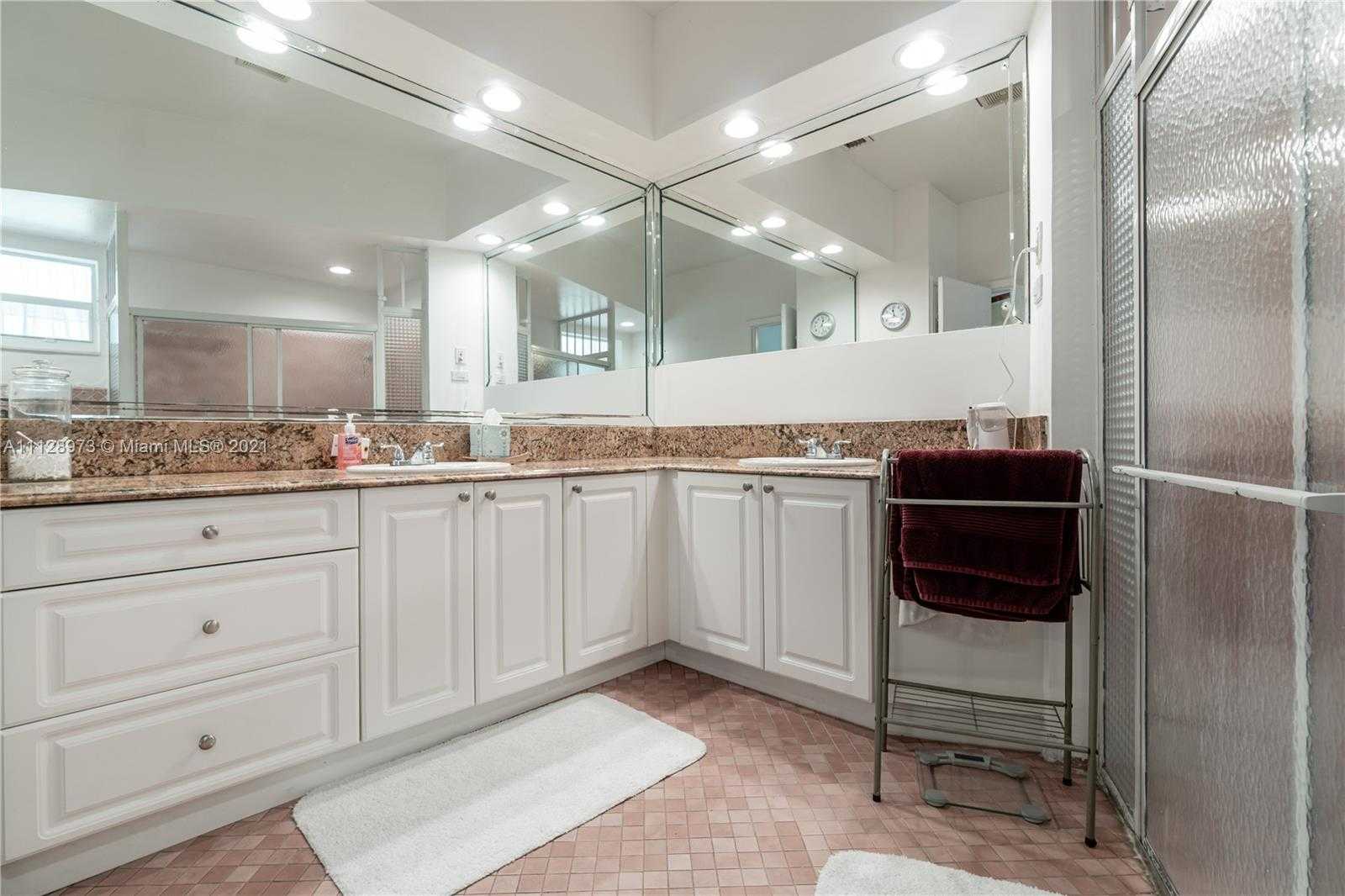 Small Image of 4340 N Michigan Ave, Miami Beach, FL 33140, USA Number 46