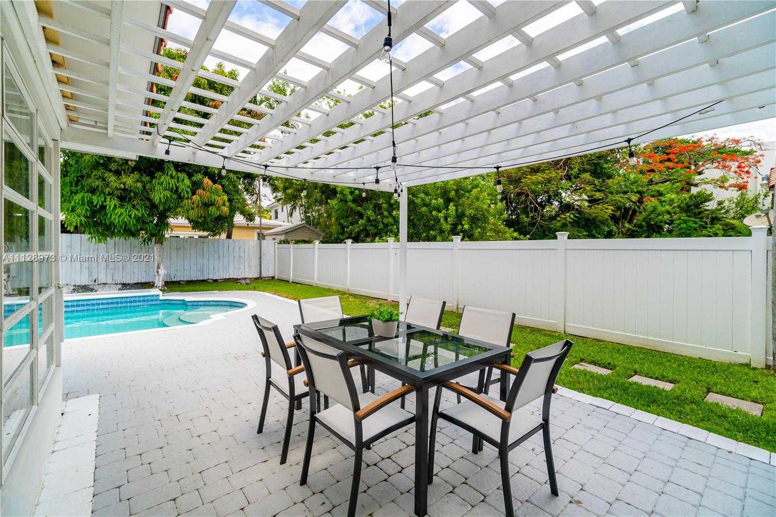 Small Image of 4340 N Michigan Ave, Miami Beach, FL 33140, USA Number 51