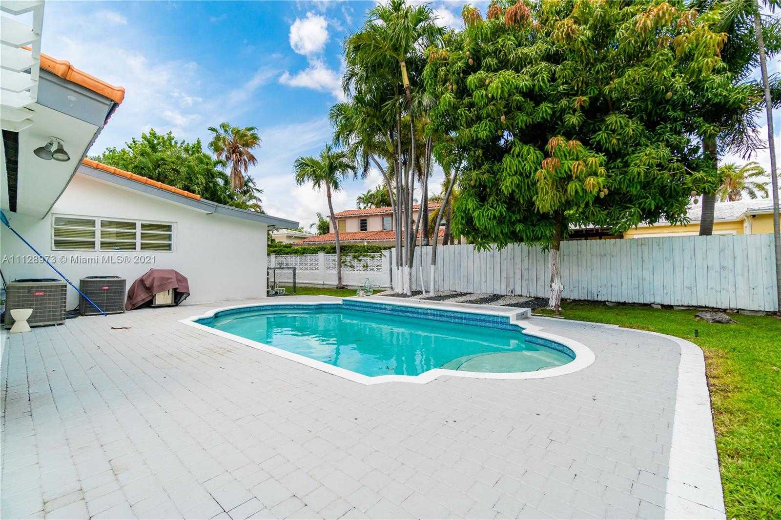 Small Image of 4340 N Michigan Ave, Miami Beach, FL 33140, USA Number 53