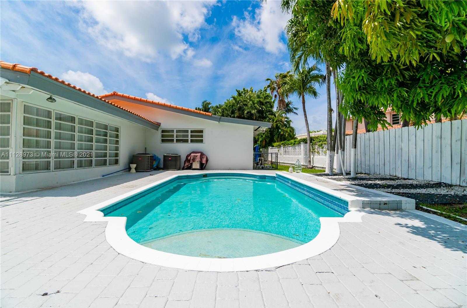 Small Image of 4340 N Michigan Ave, Miami Beach, FL 33140, USA Number 54