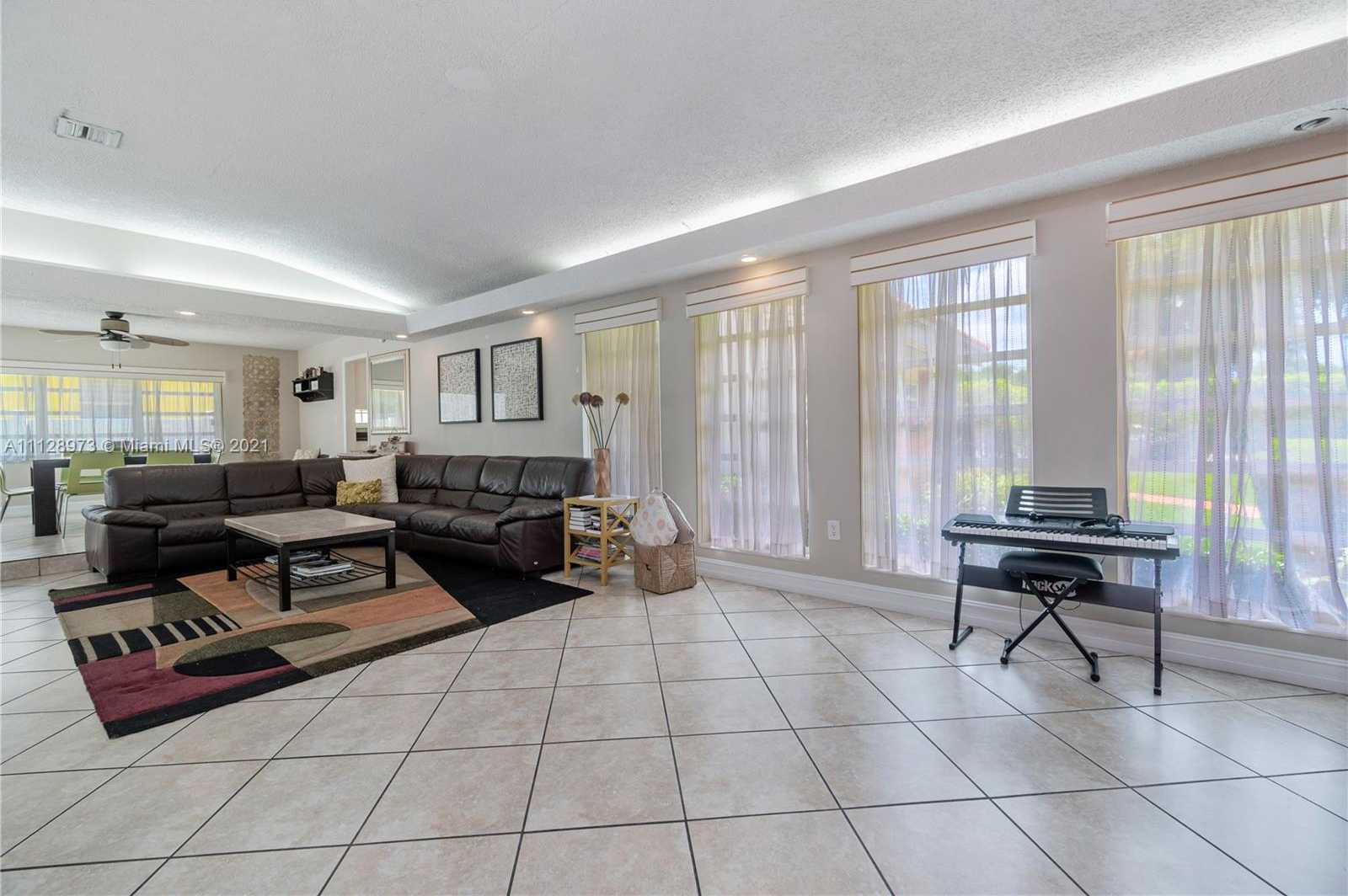 Small Image of 4340 N Michigan Ave, Miami Beach, FL 33140, USA Number 9