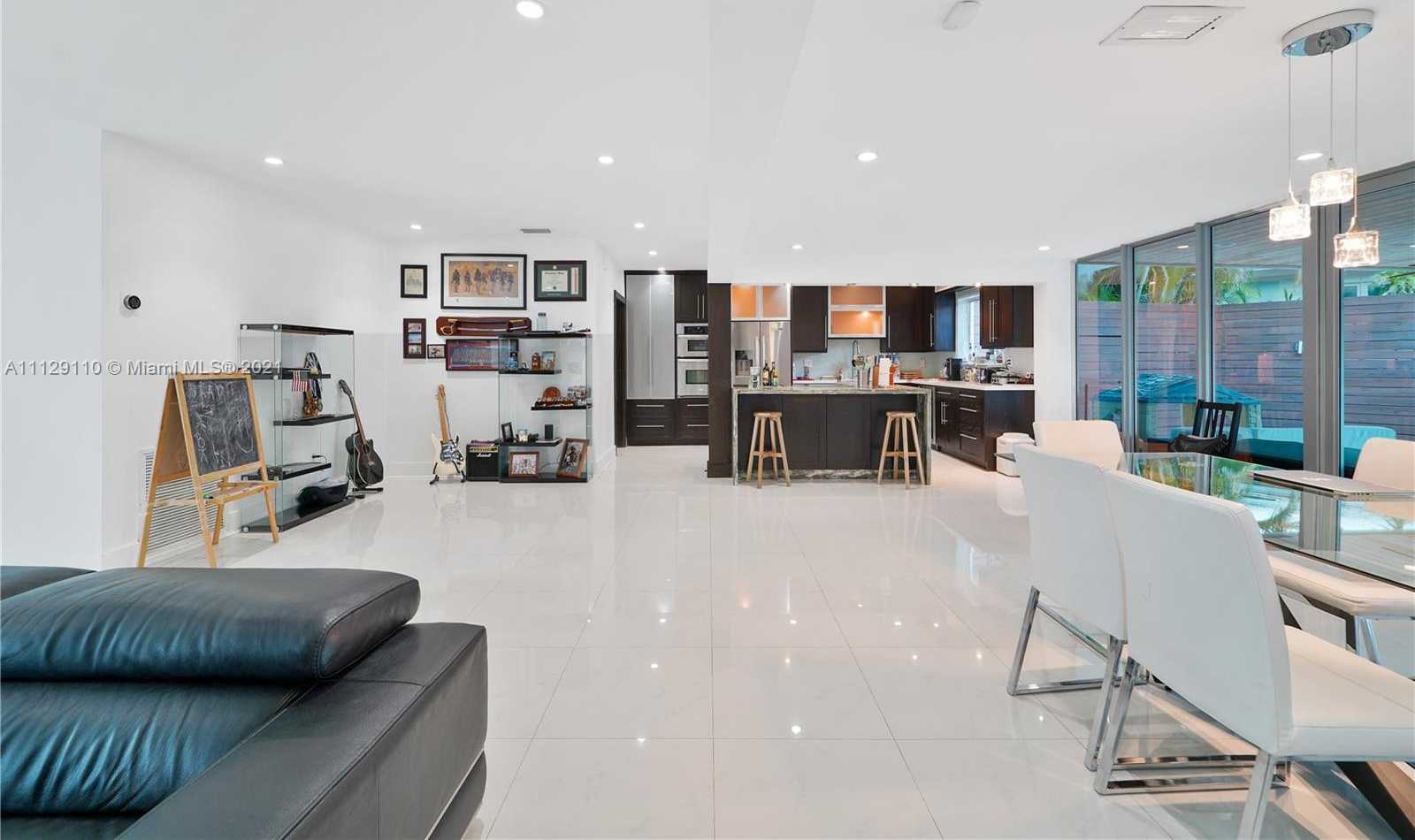 Small Image of 2095 N Hibiscus Dr, North Miami, FL 33181, USA Number 10