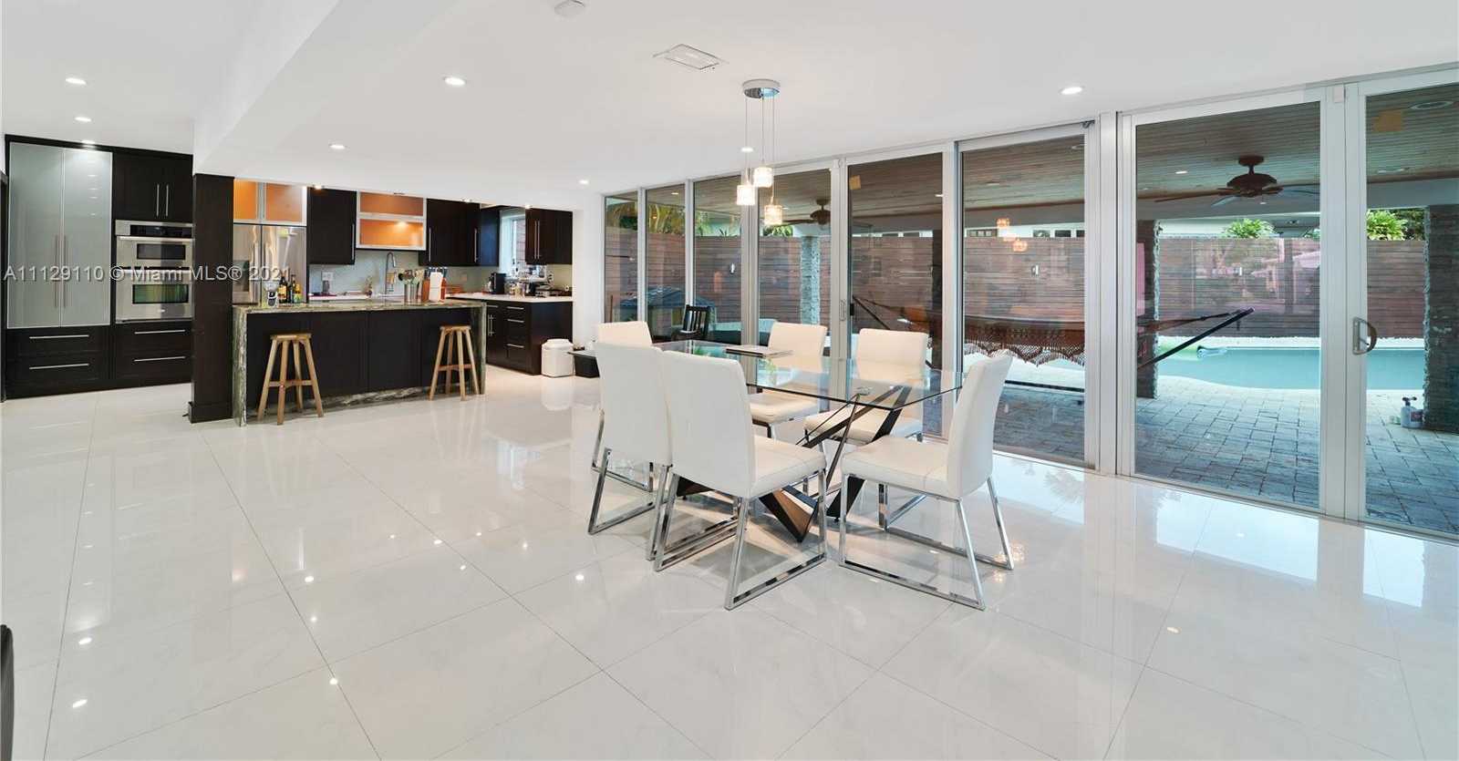 Small Image of 2095 N Hibiscus Dr, North Miami, FL 33181, USA Number 11