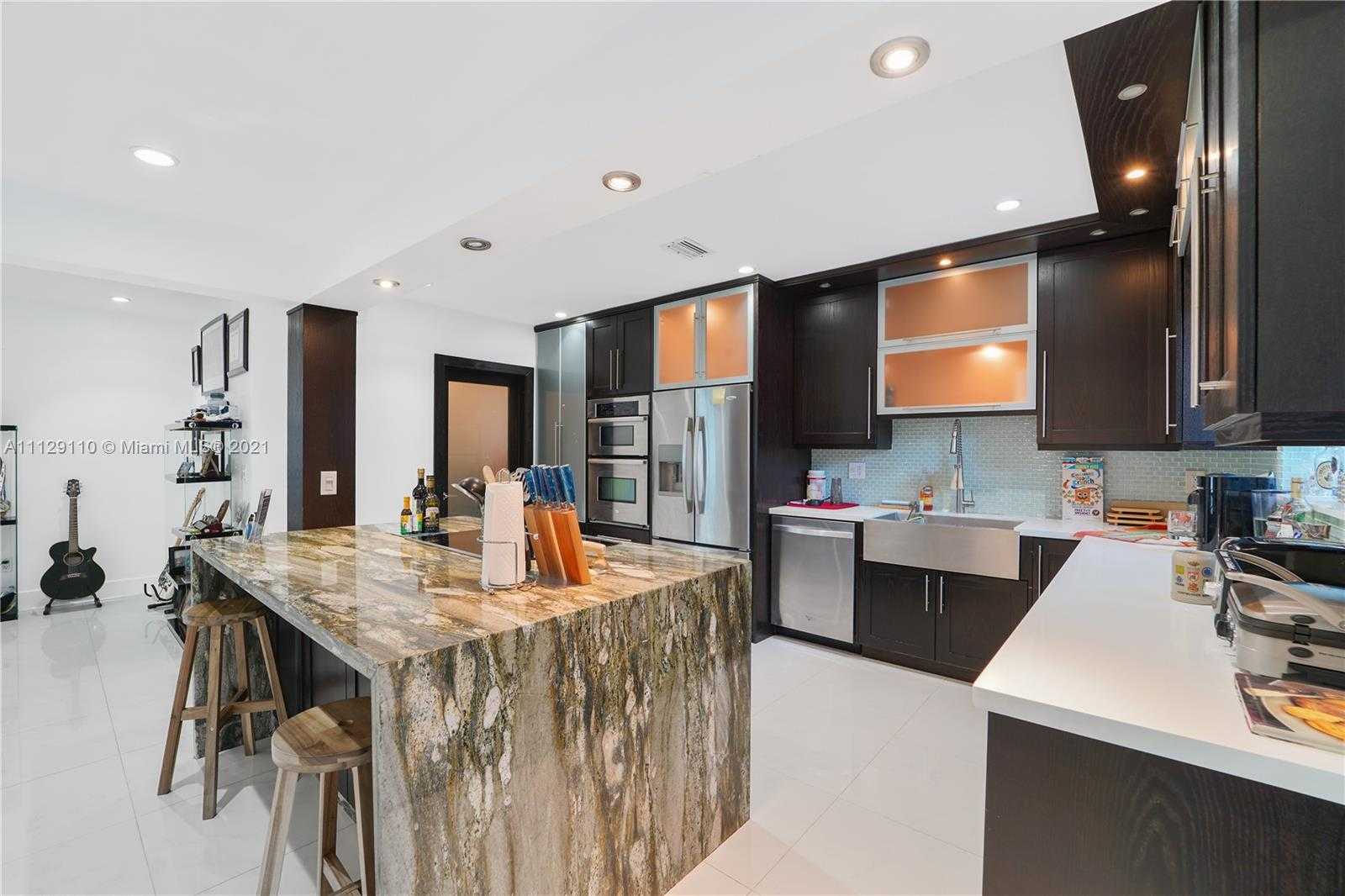 Small Image of 2095 N Hibiscus Dr, North Miami, FL 33181, USA Number 14