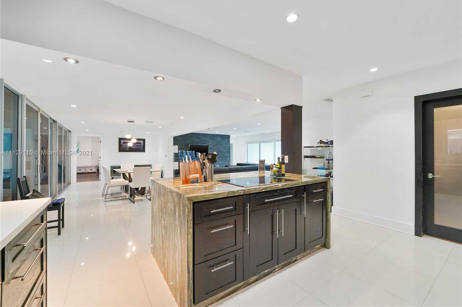 Small Image of 2095 N Hibiscus Dr, North Miami, FL 33181, USA Number 15