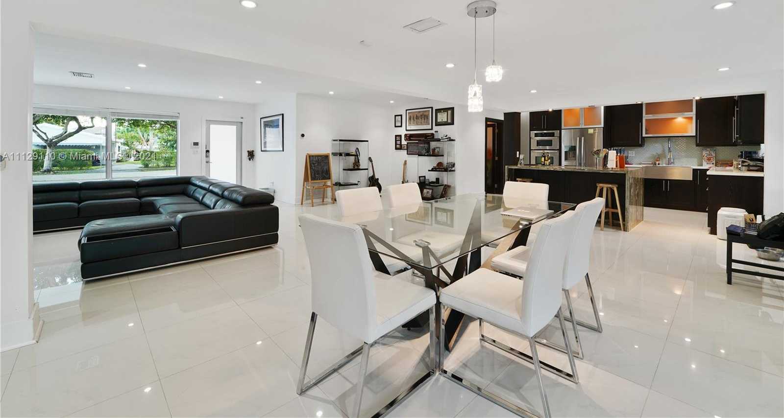 Small Image of 2095 N Hibiscus Dr, North Miami, FL 33181, USA Number 16
