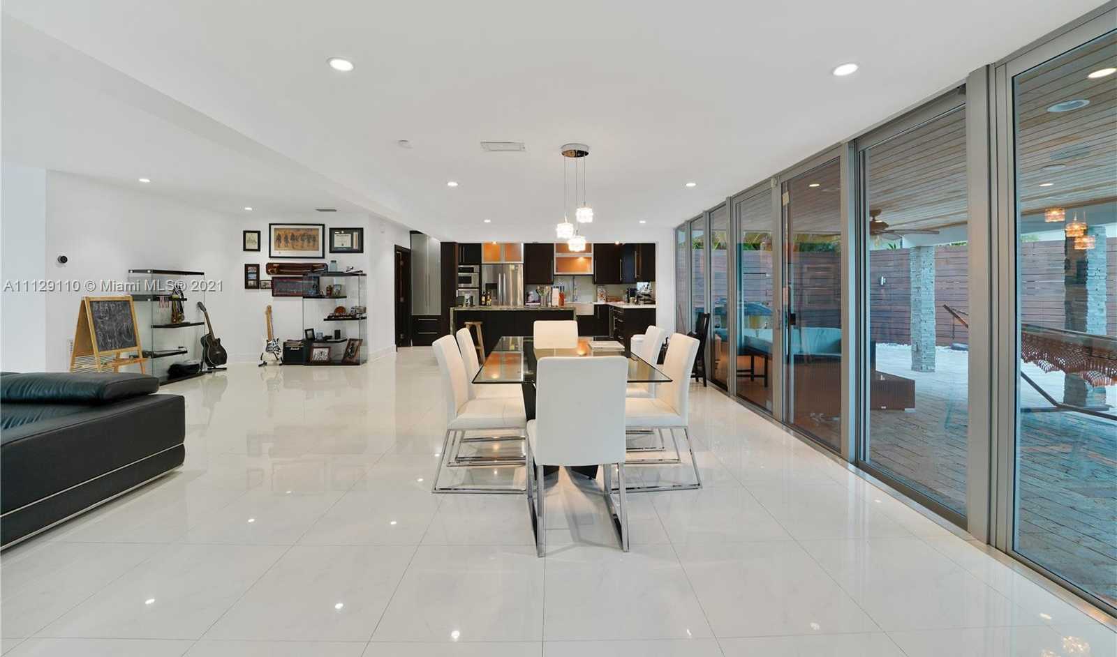 Small Image of 2095 N Hibiscus Dr, North Miami, FL 33181, USA Number 17