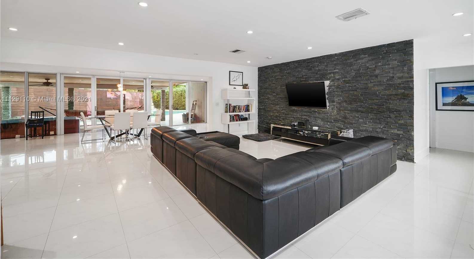 Small Image of 2095 N Hibiscus Dr, North Miami, FL 33181, USA Number 18
