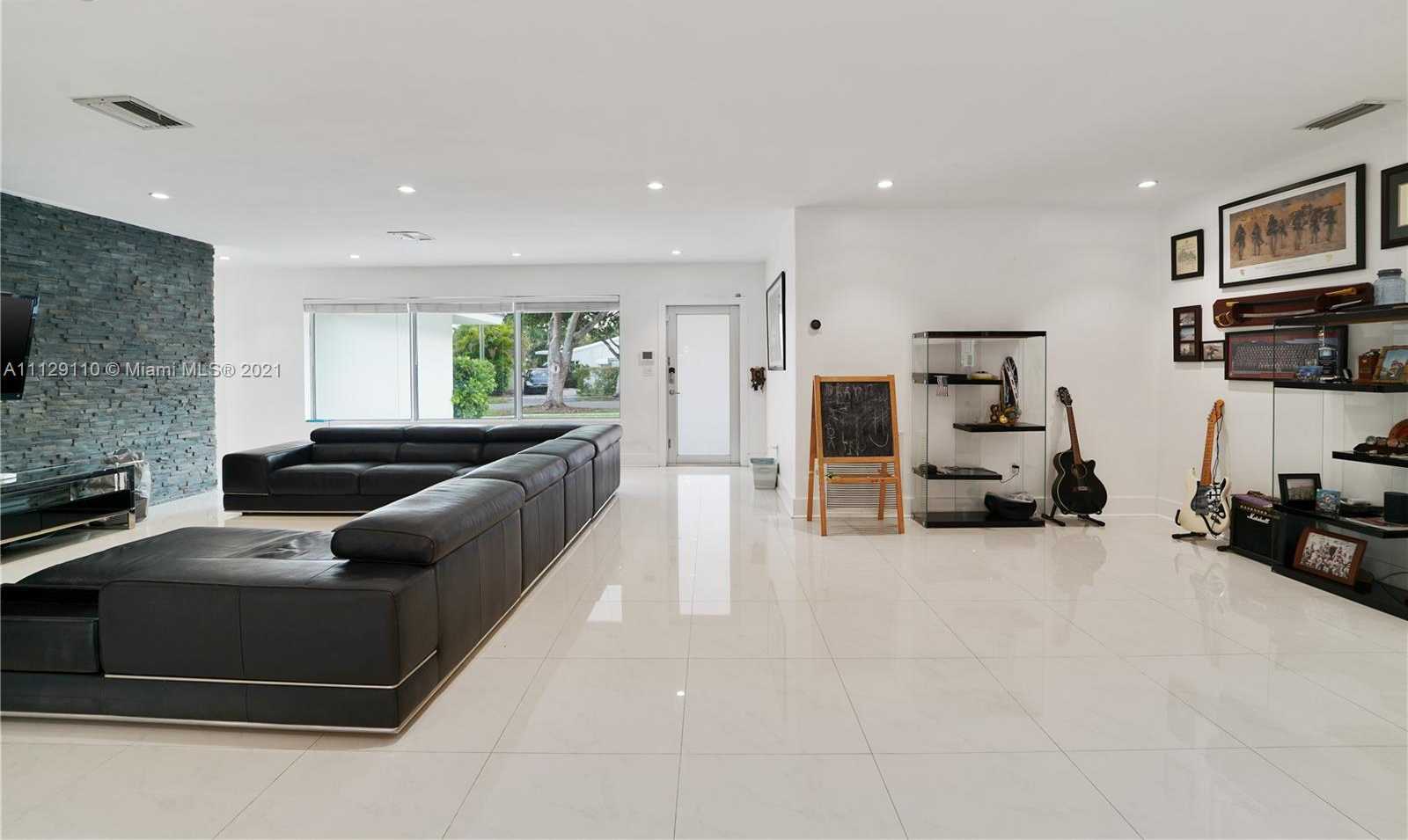 Small Image of 2095 N Hibiscus Dr, North Miami, FL 33181, USA Number 19