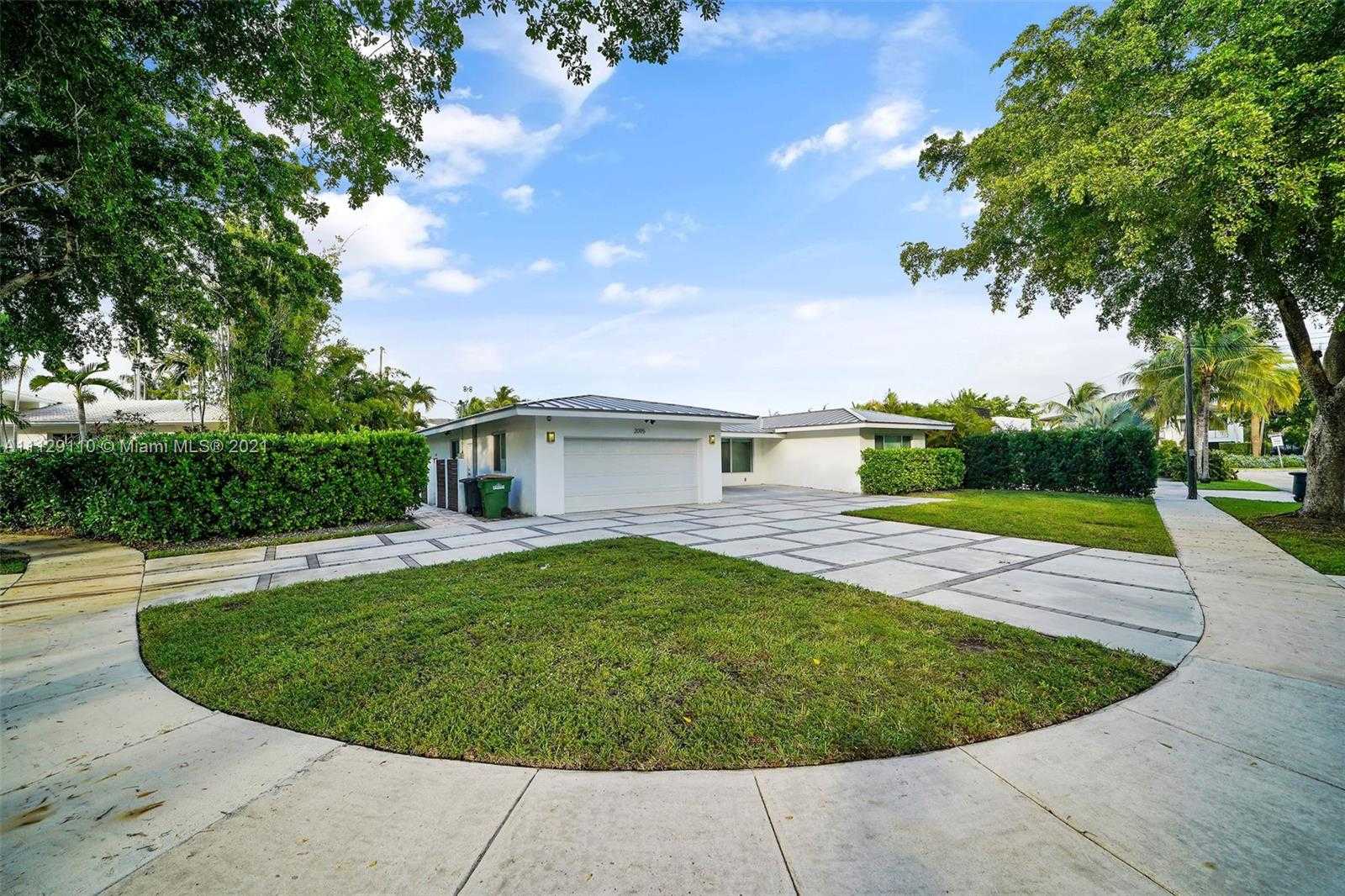 Small Image of 2095 N Hibiscus Dr, North Miami, FL 33181, USA Number 2