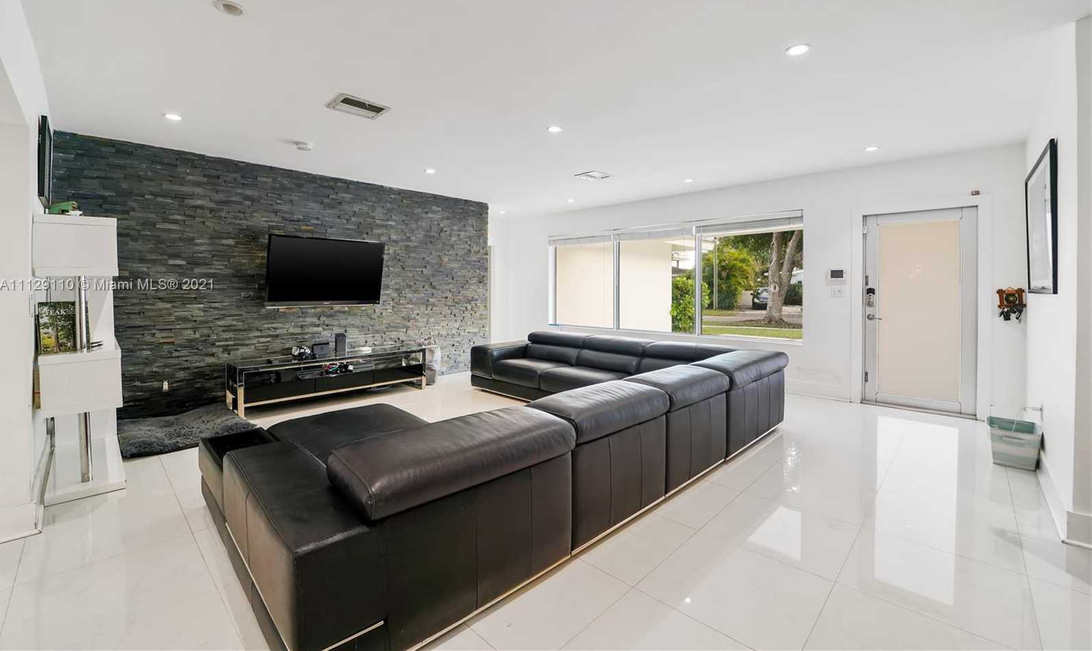 Small Image of 2095 N Hibiscus Dr, North Miami, FL 33181, USA Number 21