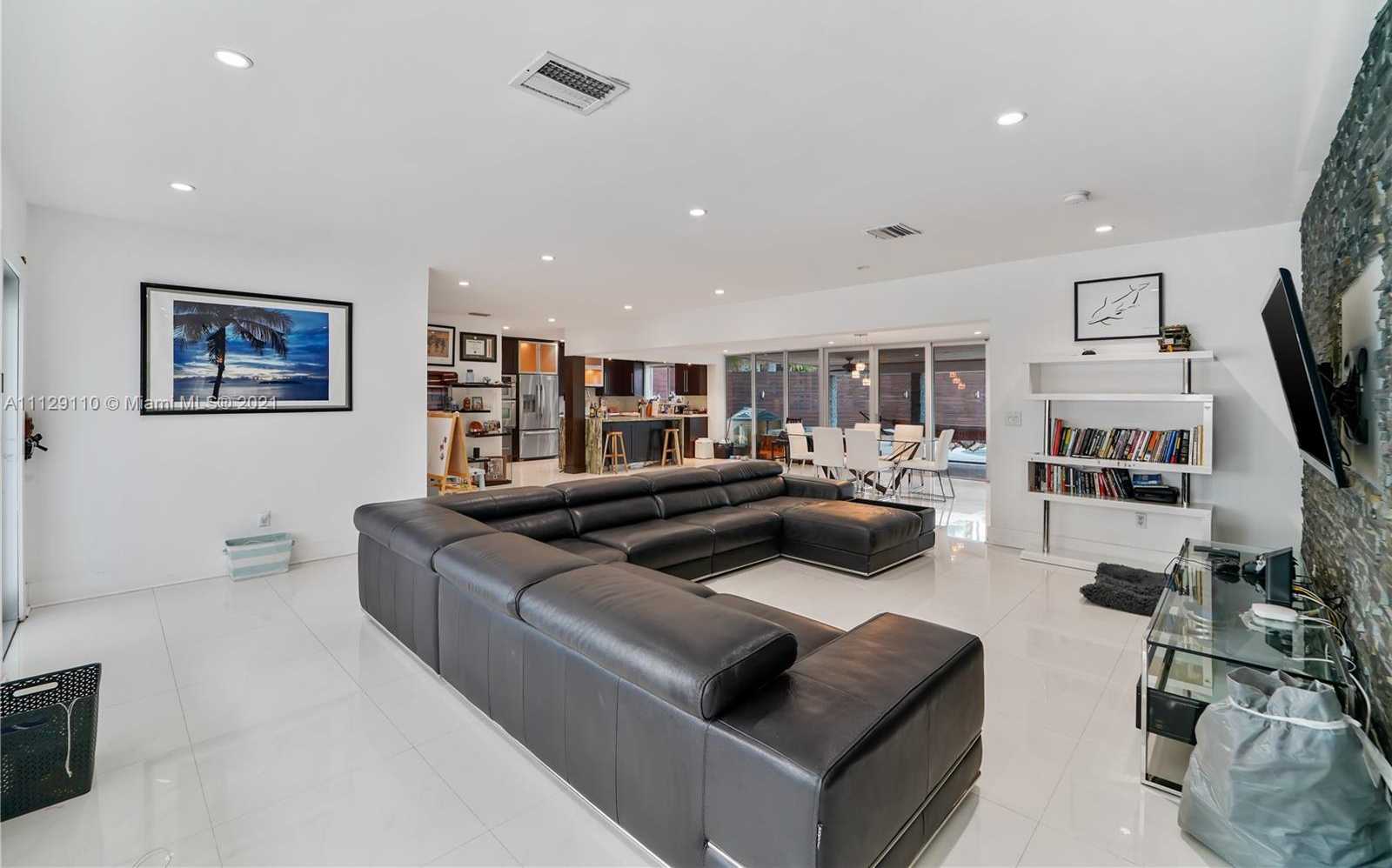 Small Image of 2095 N Hibiscus Dr, North Miami, FL 33181, USA Number 22