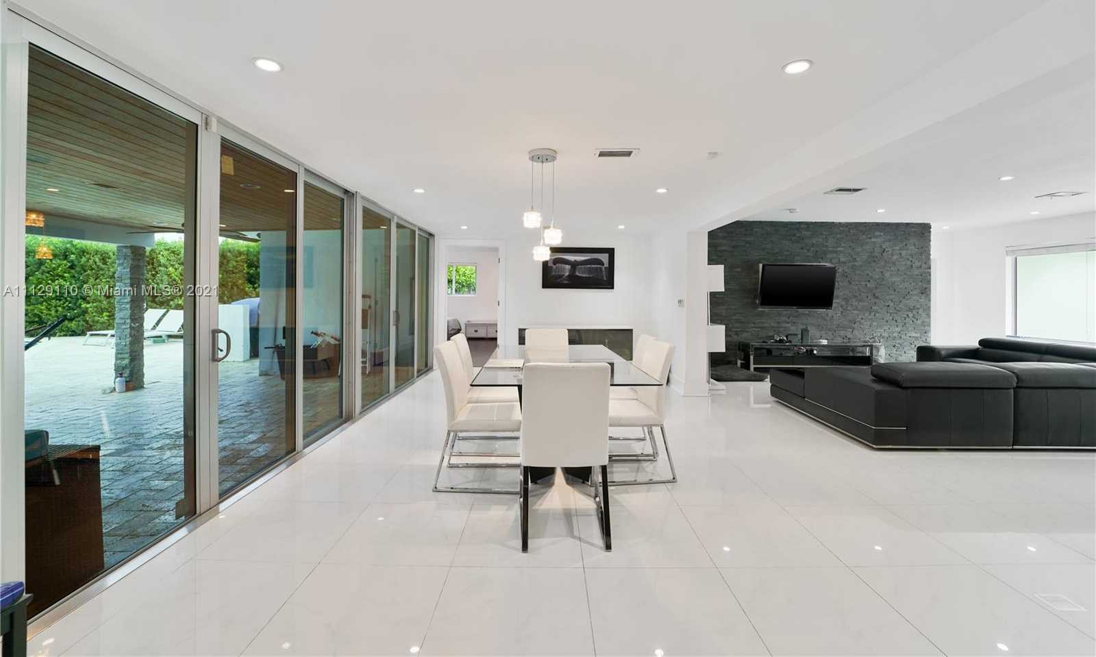 Small Image of 2095 N Hibiscus Dr, North Miami, FL 33181, USA Number 25
