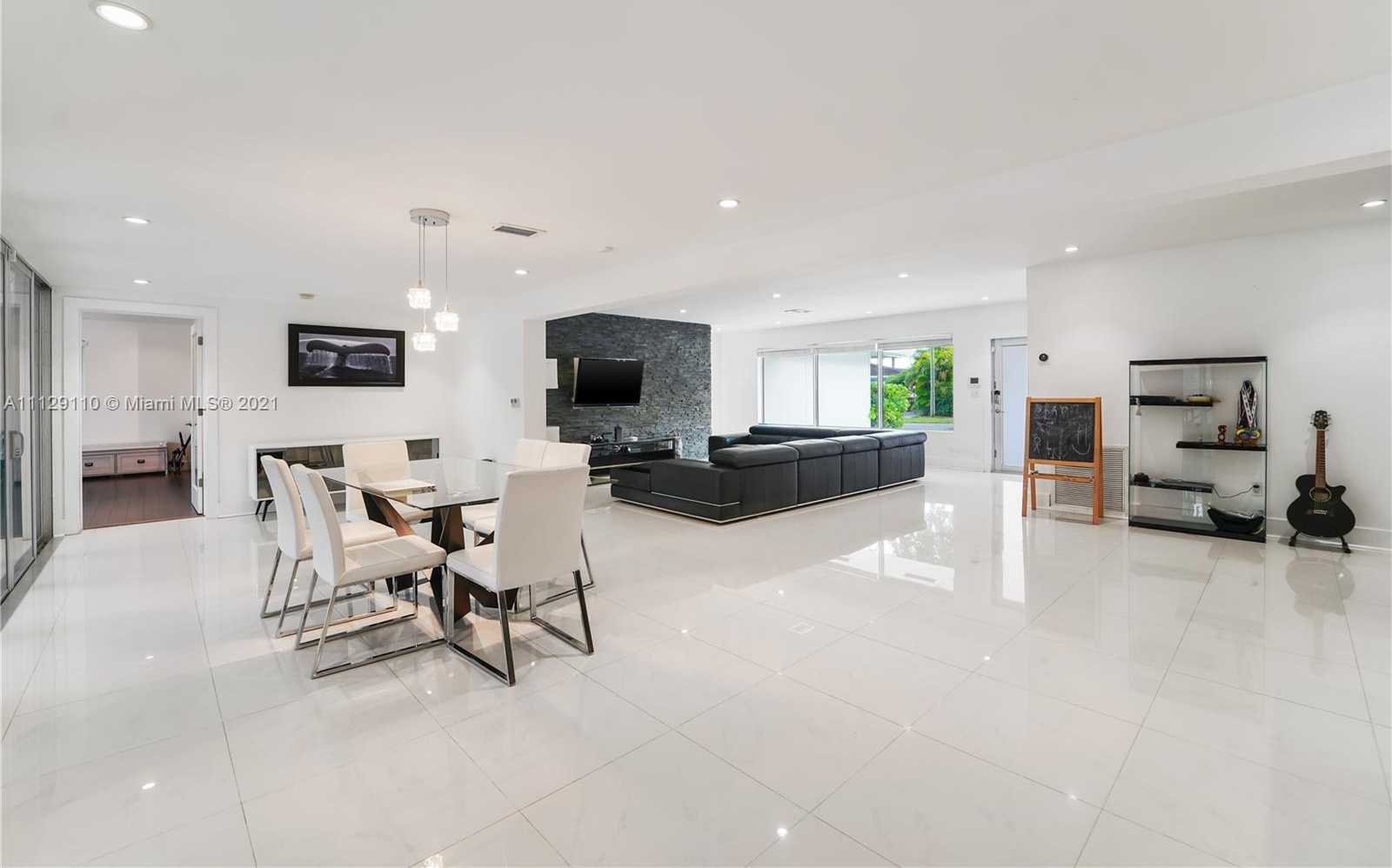 Small Image of 2095 N Hibiscus Dr, North Miami, FL 33181, USA Number 26