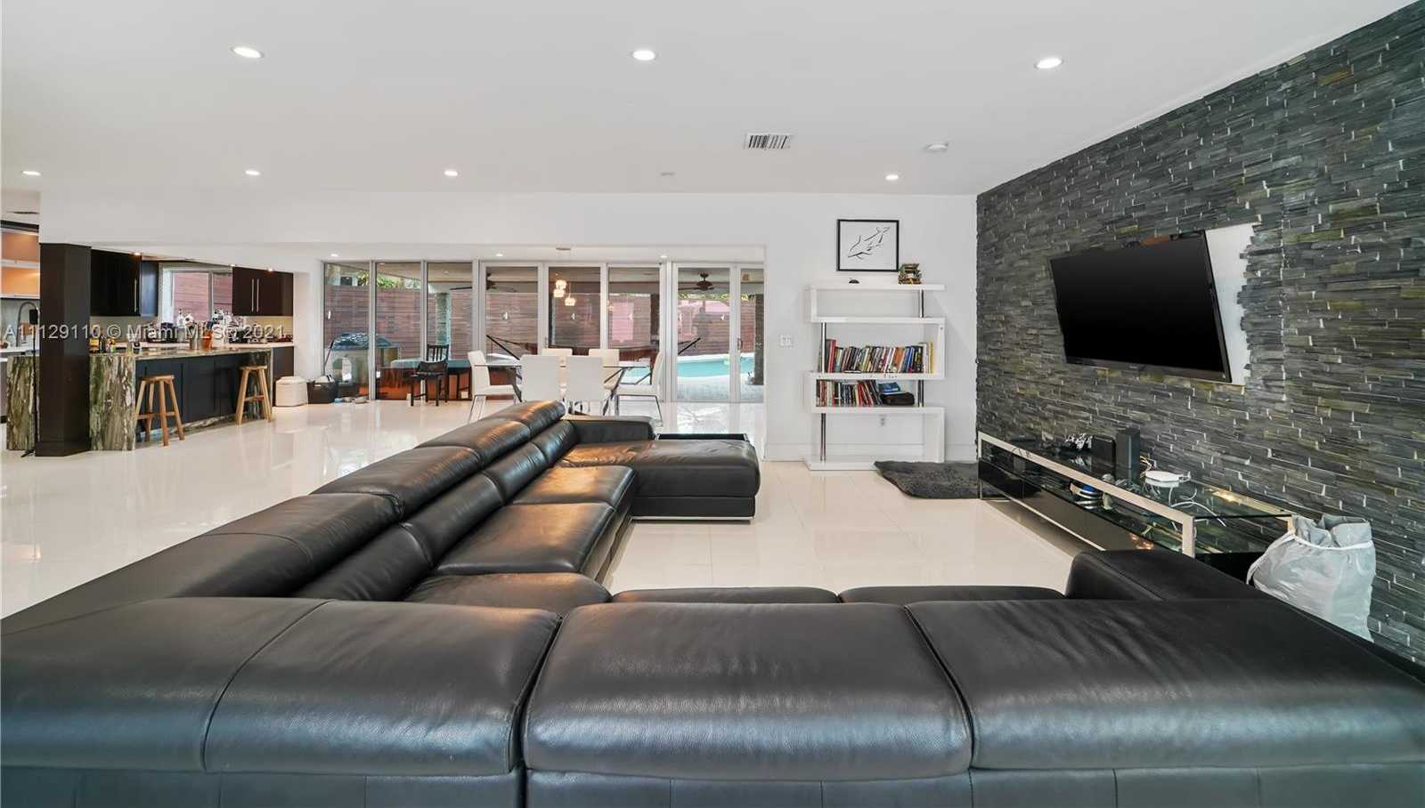 Small Image of 2095 N Hibiscus Dr, North Miami, FL 33181, USA Number 27