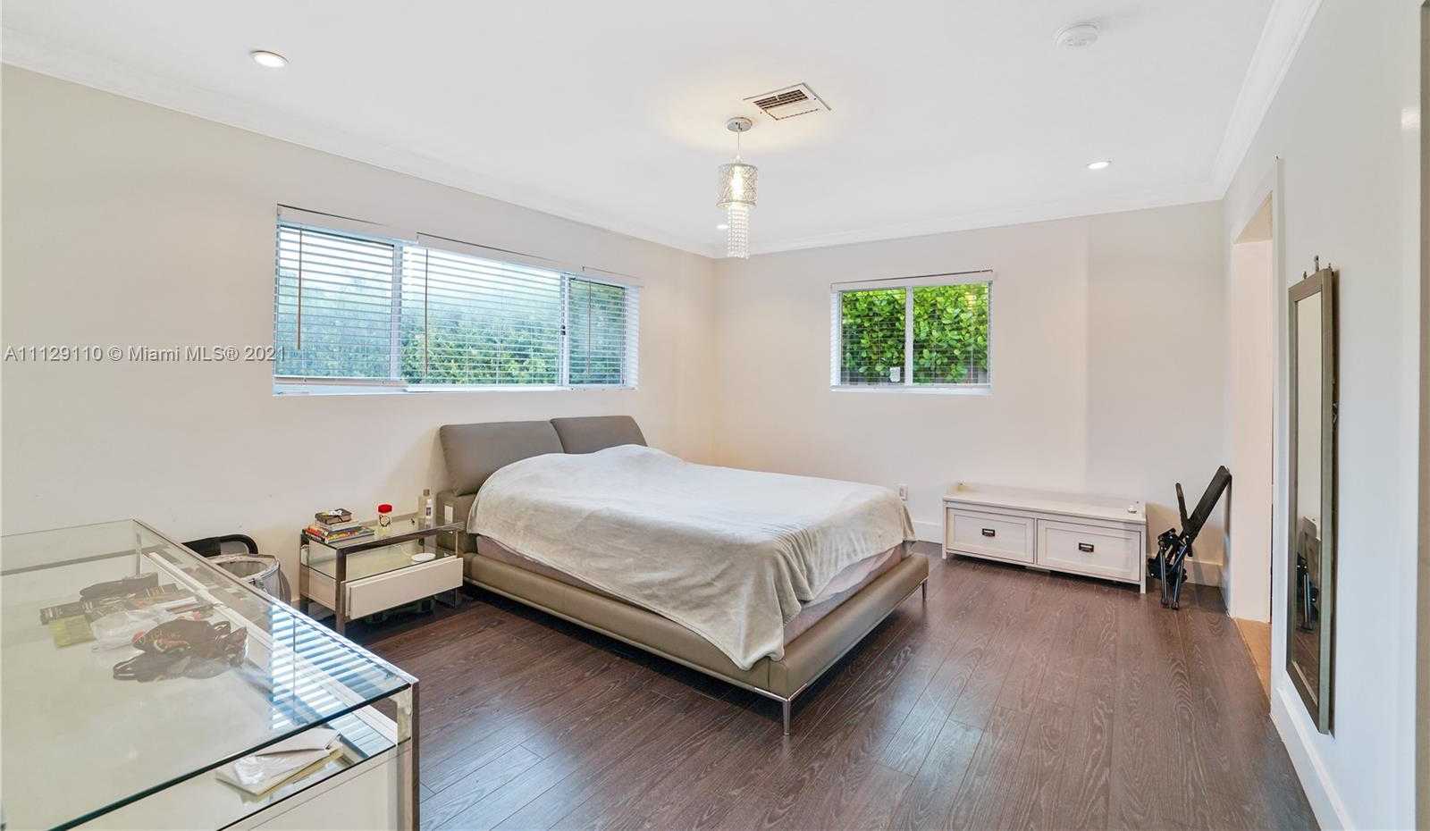 Small Image of 2095 N Hibiscus Dr, North Miami, FL 33181, USA Number 28