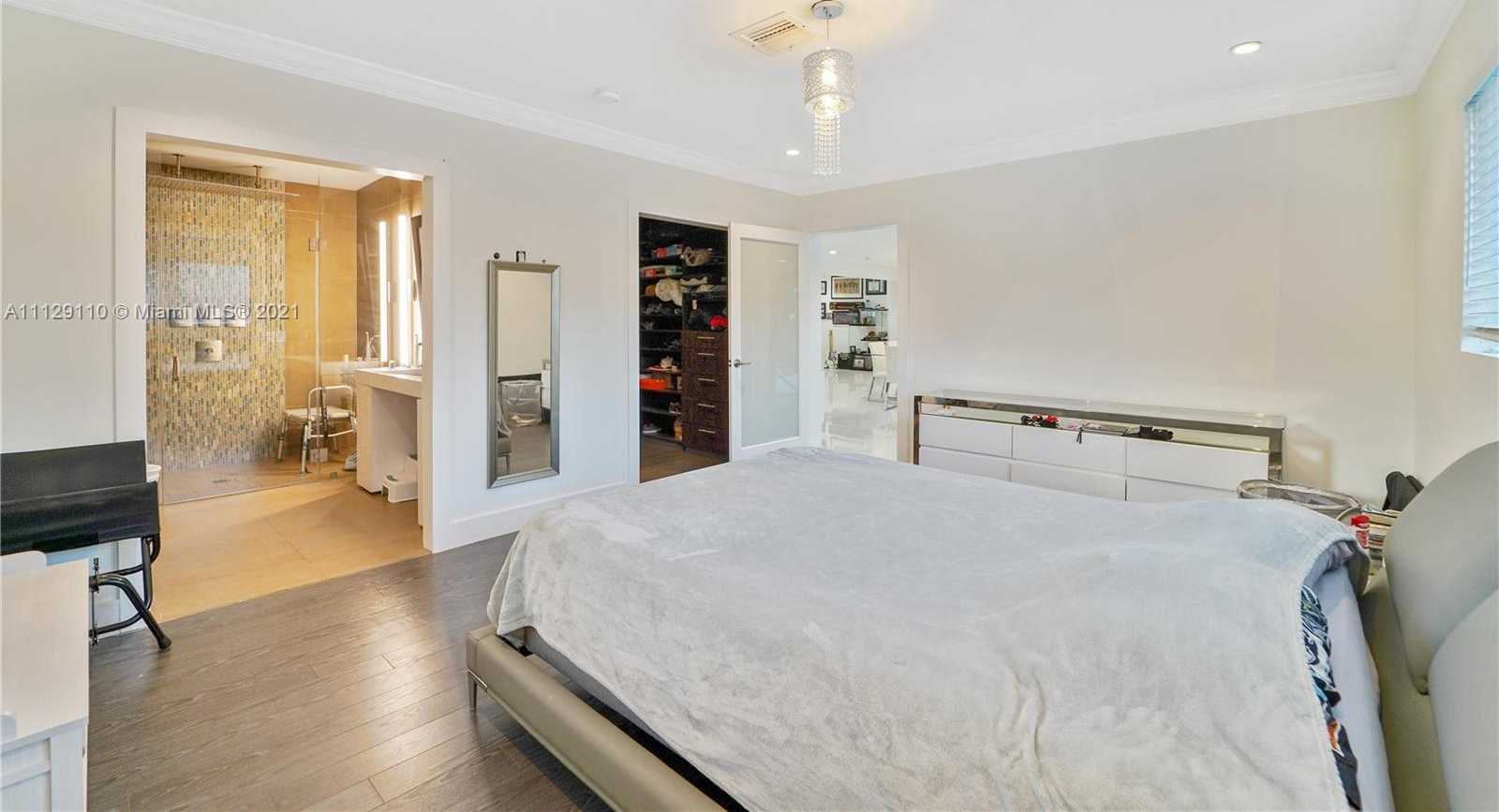 Small Image of 2095 N Hibiscus Dr, North Miami, FL 33181, USA Number 29