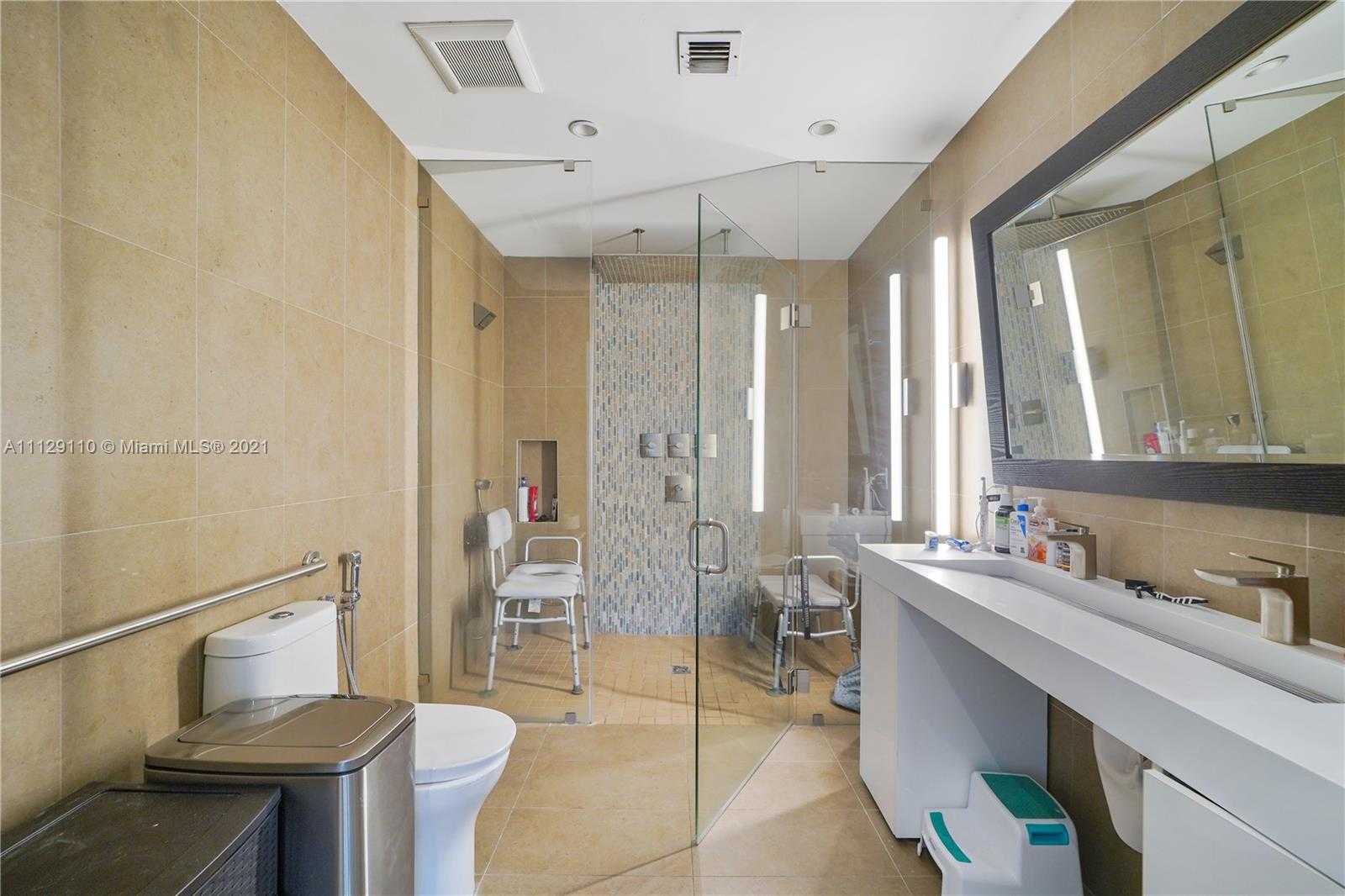 Small Image of 2095 N Hibiscus Dr, North Miami, FL 33181, USA Number 30
