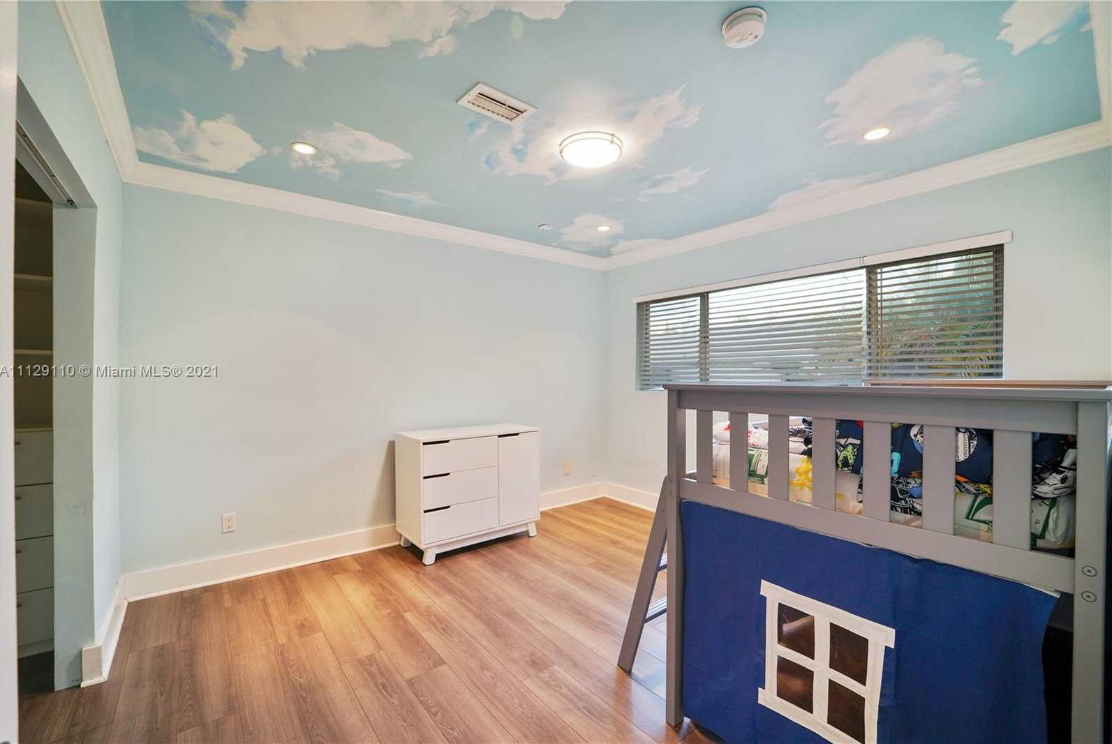 Small Image of 2095 N Hibiscus Dr, North Miami, FL 33181, USA Number 32